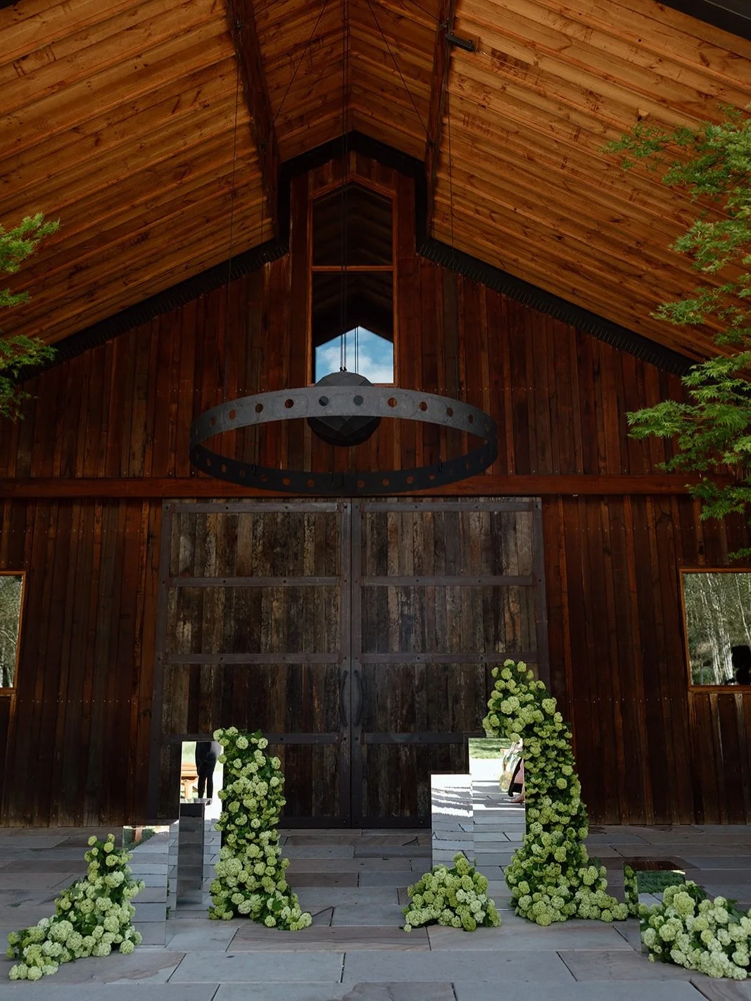 Melissa + Rob wanted their ceremony moment at The Stables @bendooleyestate to be contemporary and a fresh approach to the space.

We created colour rich modern mounds in vivid green against sleek defined mirrored cubes.

Photographer @mattashton_phot