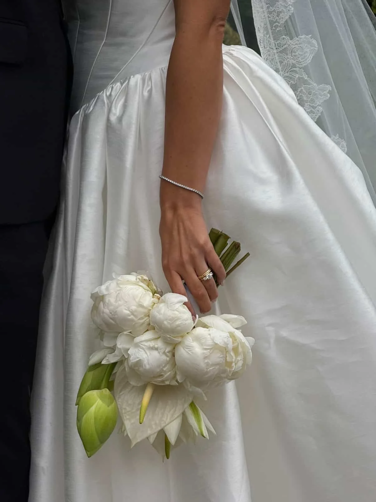 Tara&rsquo;s Bridal Bouquet.
@taraaduncan you were the epitome of contemporary, timeless elegance. 

What a magical, glistening day Xx 

Thank you @solealane for the beautiful images 

Planner and stylist: @prettyinwhiteevents_
Photographer: @hayleyr