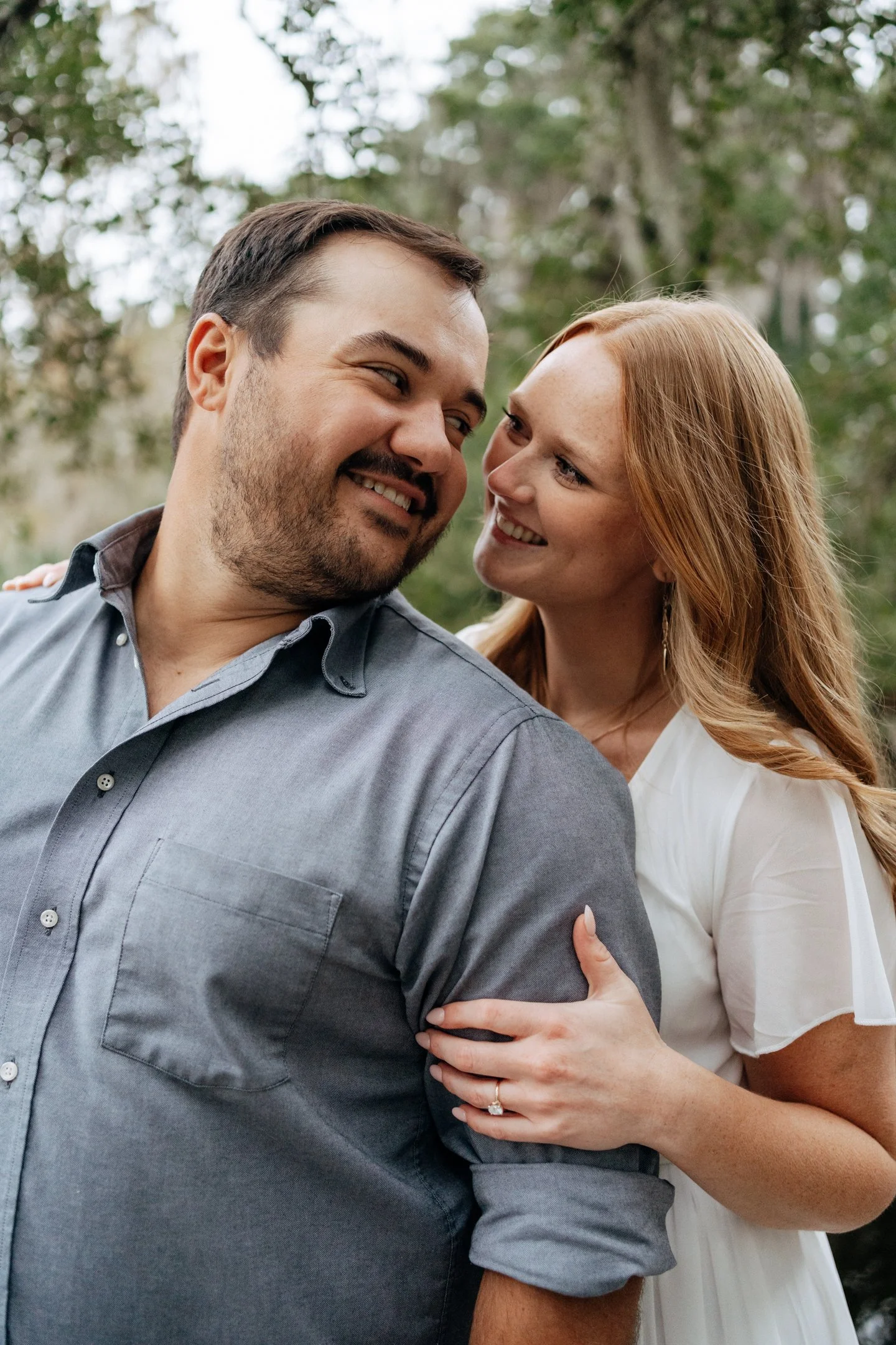 brookgreen-gardens-engagement-couple-hugging-carly thompson photography.jpg.jpg