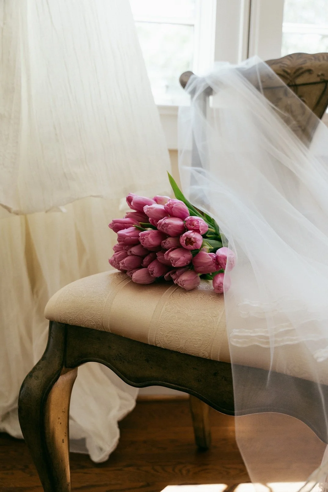 brookgreen-gardens-intimate-wedding-tulips-bridal-bouquet-on-chair-carly thompson photography.jpg