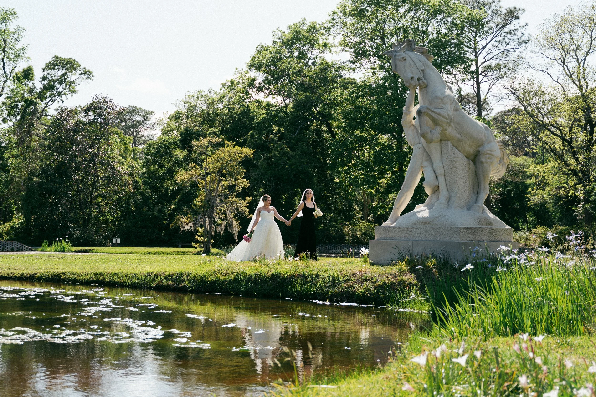 brookgreen-gardens-intimate-wedding-couple-walking-with-statue-carly thompson photography .jpg