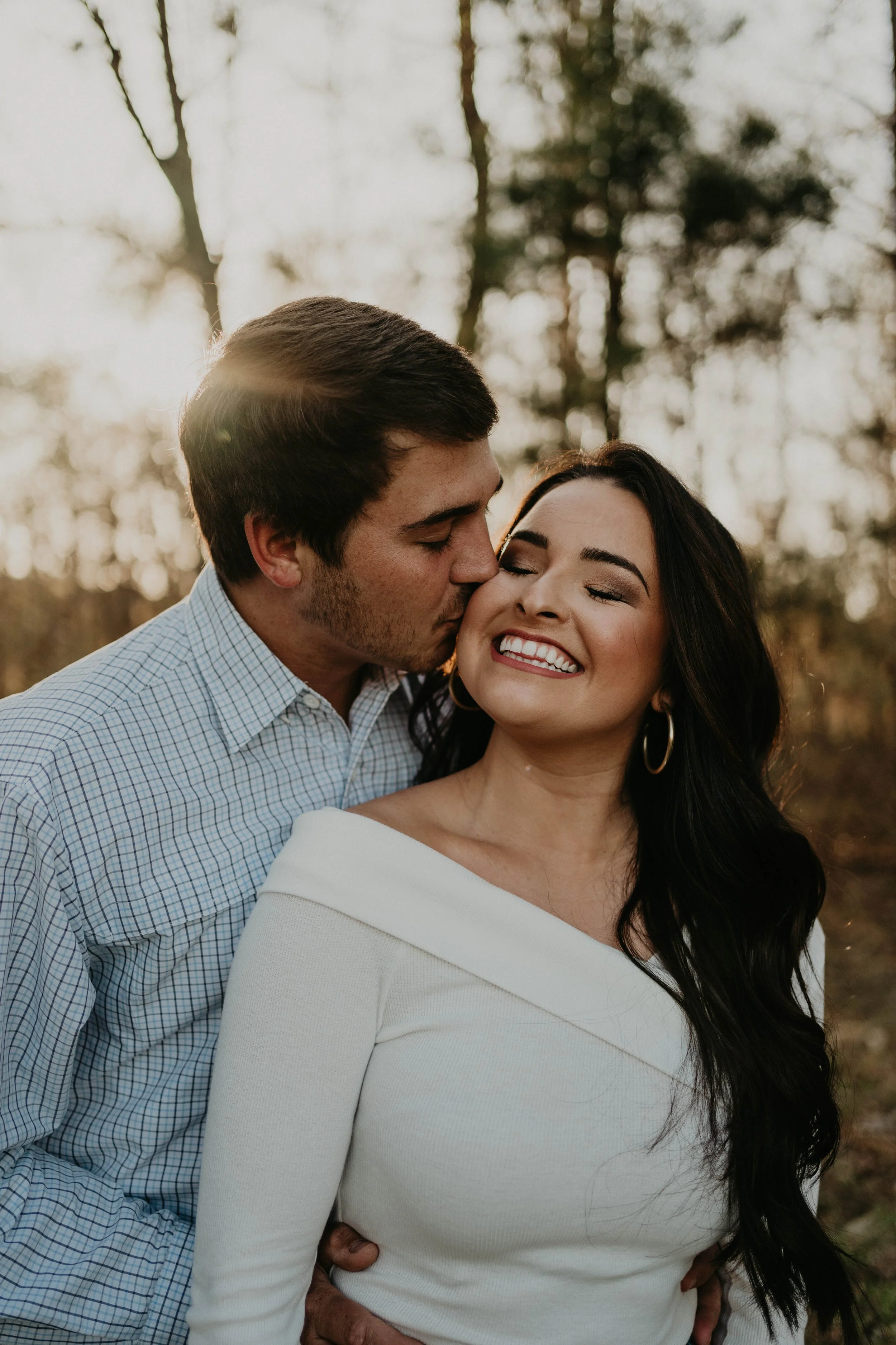 conway-south-carolina-engagement-couple-kissing-golden-hour-carly thompson photography.jpg