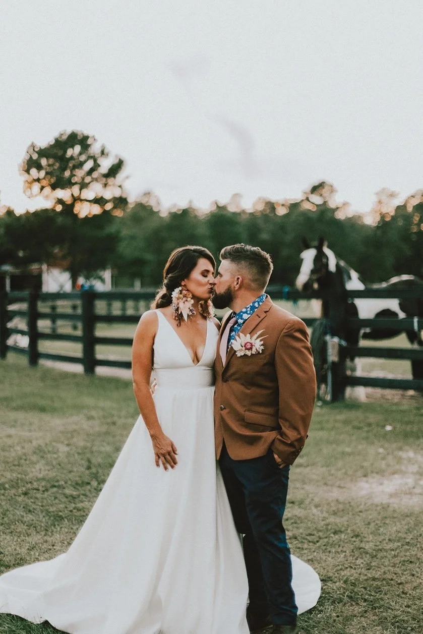 conway-south-carolina-wedding-couple-kissing-horse-farm-carly thompson photography.jpg