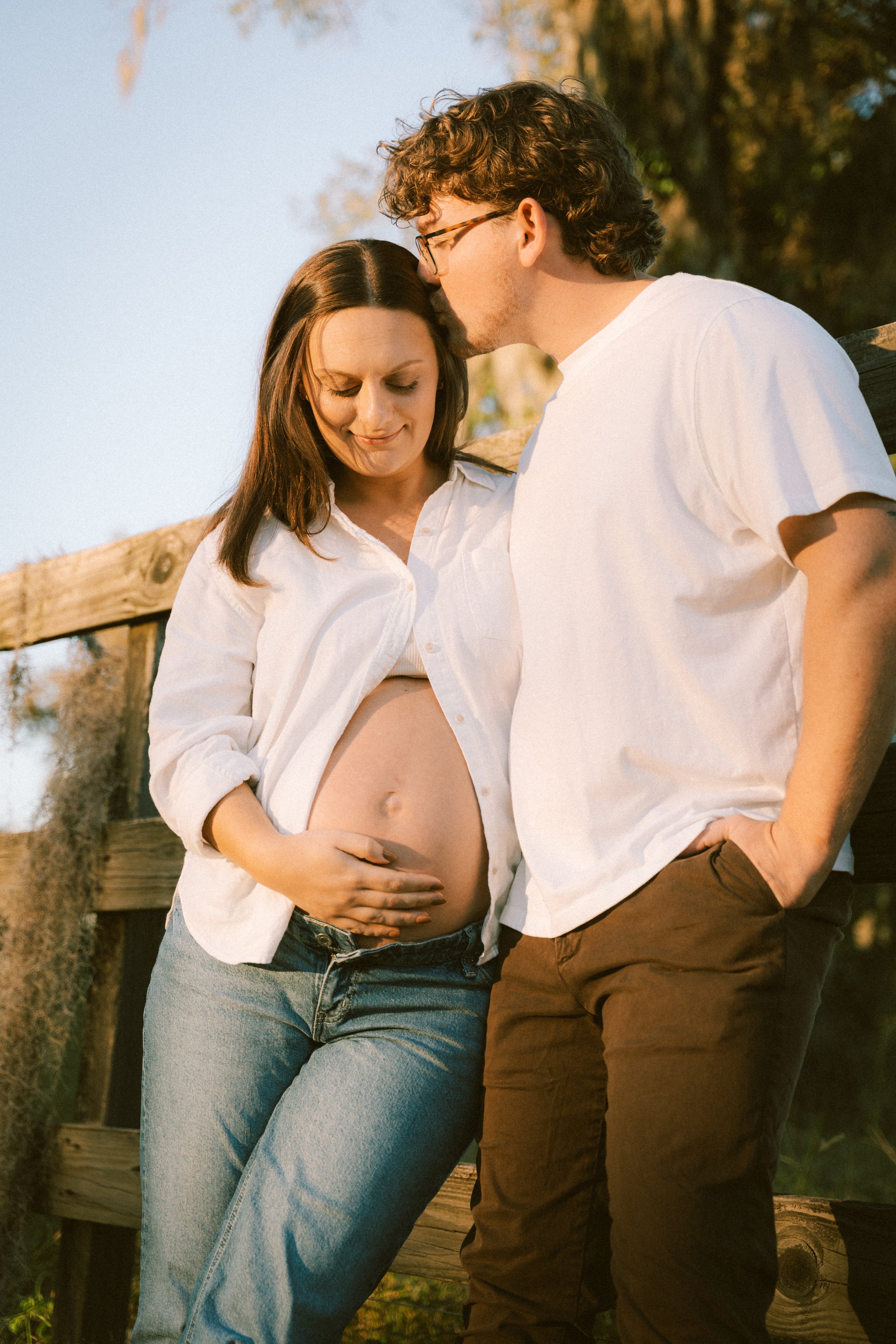 conway-south-carolina-maternity-farm-couple-kissing-carly thompson photography.jpg