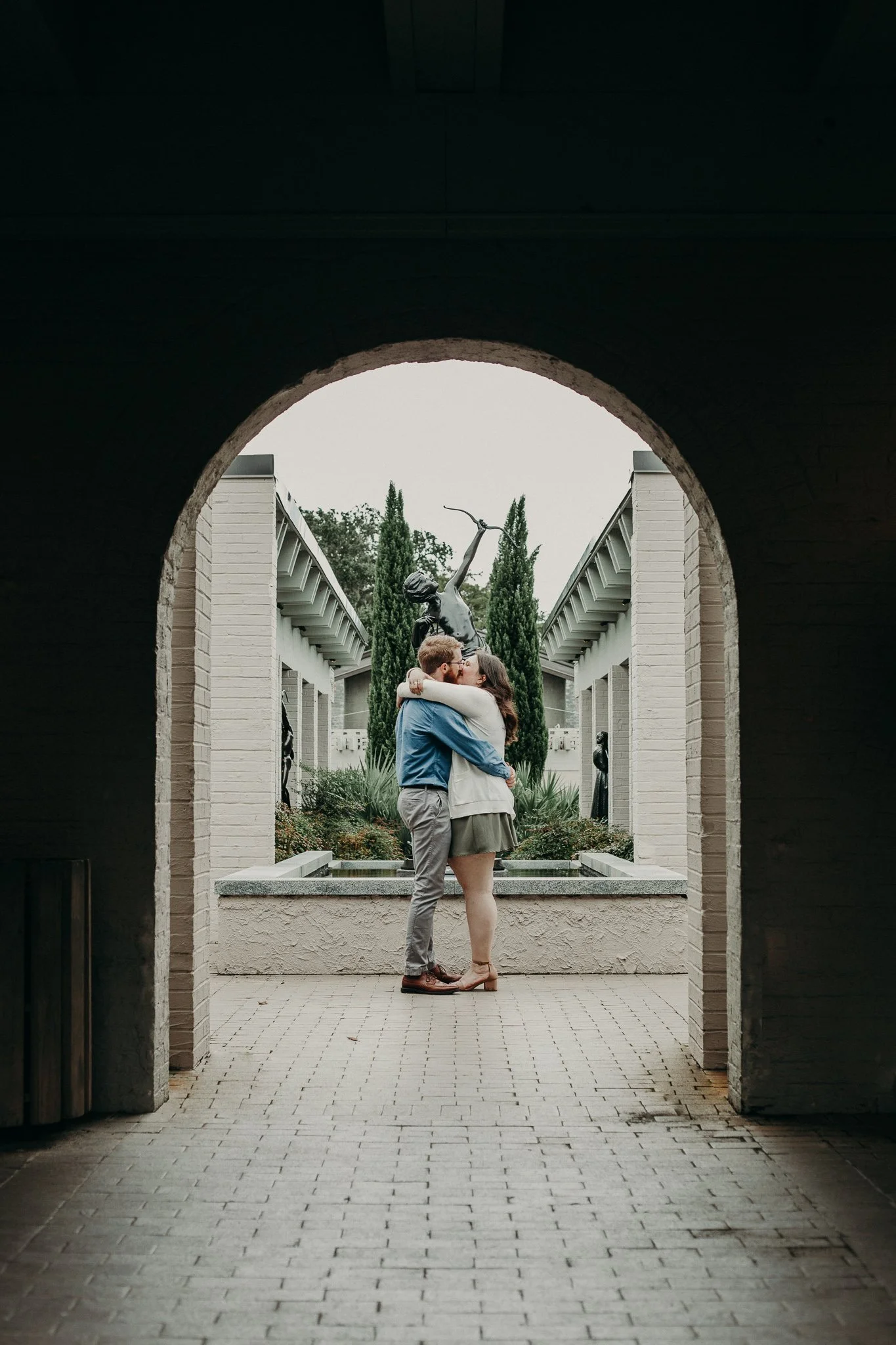 brookgreen-gardens-couple-kissing-arch-statues-carly thompson photography.jpg