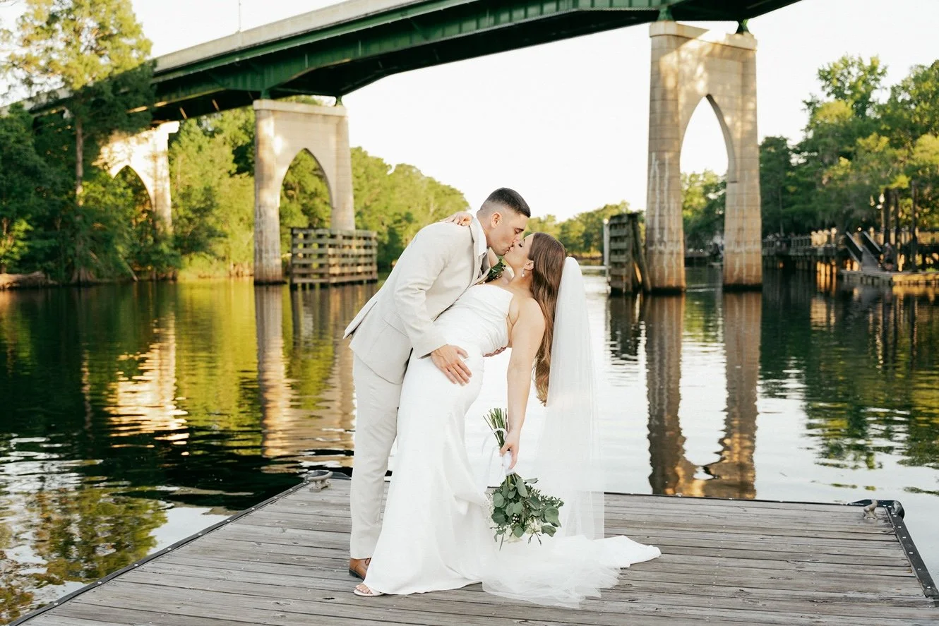 peanut-warehouse-conway-sc-wedding-couple-kissing-riverwalk-carly thompson photography.jpg