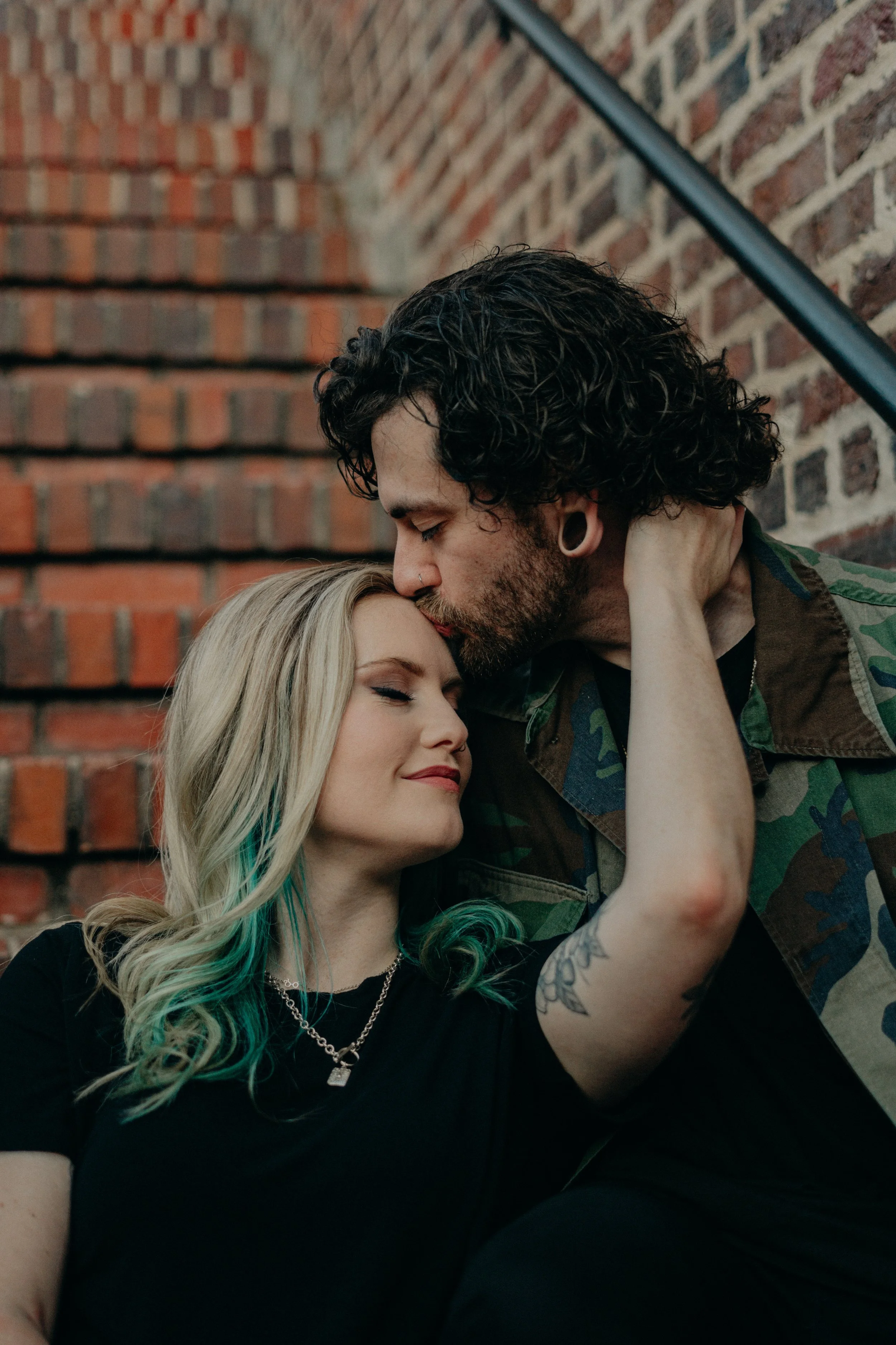 conway-south-carolina-riverwalk-engagement-photo-downtown-brick-wall-kissing-green-hair-carly thompson photography.jpg