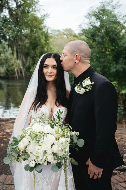 peanut-warehouse-conway-sc-wedding-couple-kissing-carly thompson photography.jpg