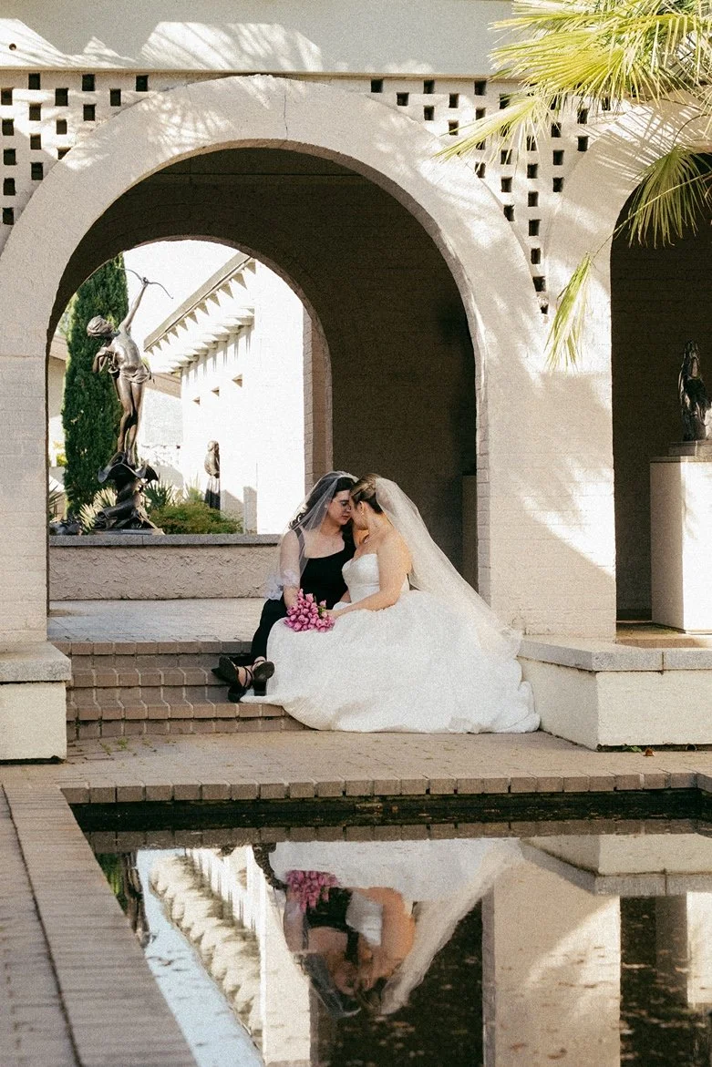 brookgreen-gardens-intimate-wedding-couple-sitting-under-arch-carly thompson photography.jpg.jpg