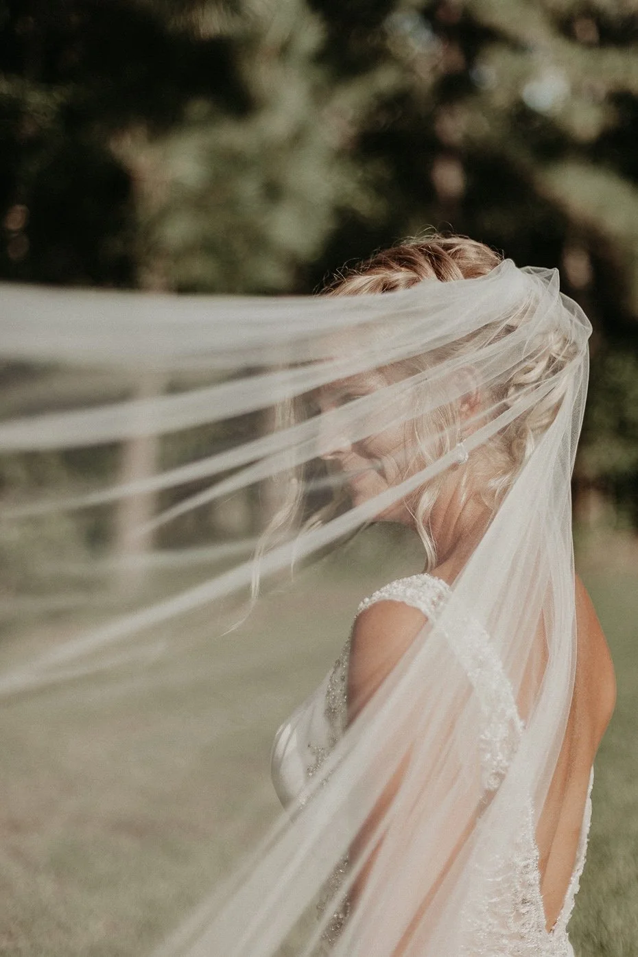 conway-sc-wedding-bride-face-covered-by-veil-carly thompson photography.jpg