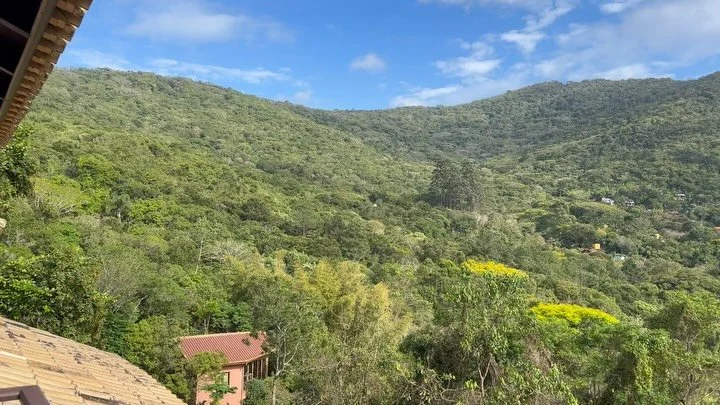 Paradise Hillside Retreat!
Book now for your next vacation to Floripa, Brasil!
Space for up to 10 people, sauna, jacuzzi, pool, and BBQ!!
Amazing views of Lagoa de Concei&ccedil;&atilde;o, mountains, and ocean!!
Nature at its finest!
Link in Bio!!
#l
