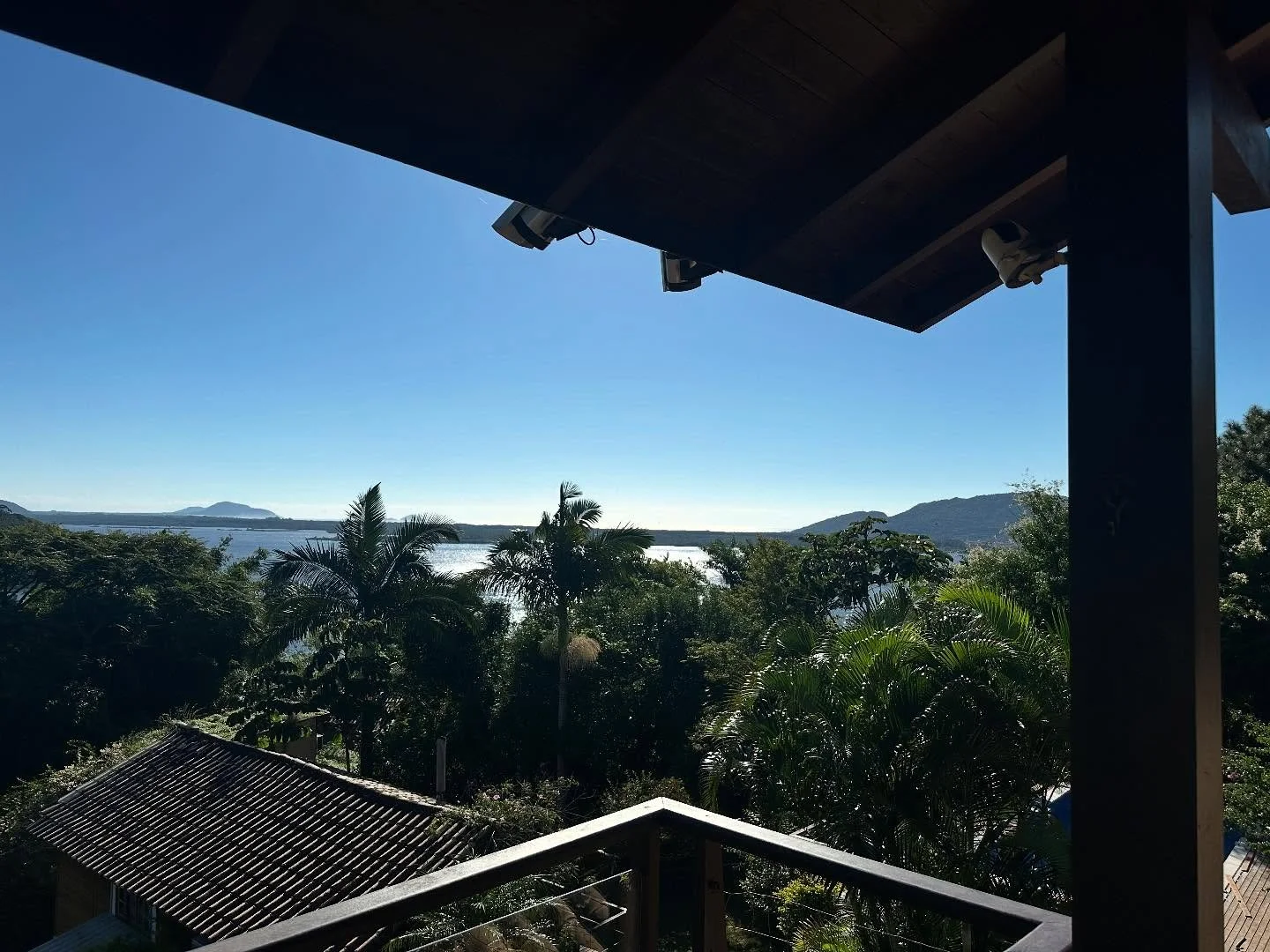 Bienvenidos al para&iacute;so. Paradise Hillside Retreat. Link en bio! #airbnbfloripa #airbnbbrasil #lagoadaconcei&ccedil;&atilde;o #alugartemporada #alquiler #alquilertemporario #airbnb #airbnbflorian&oacute;polis