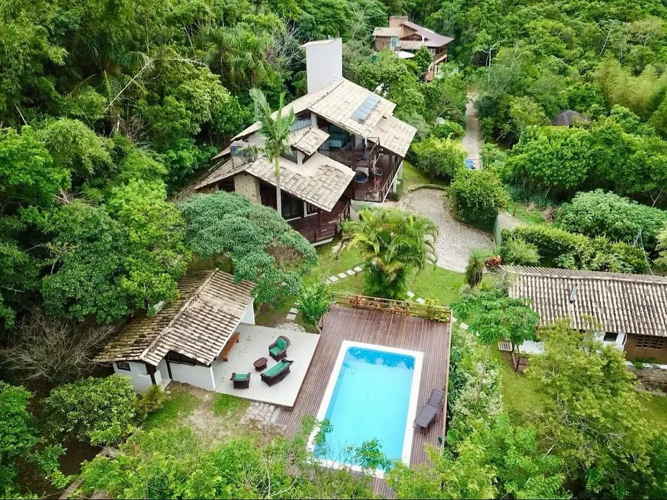 Nature at its finest! Paradise Hillside Retreat. Link in bio. #airbnbfloripa #airbnbflorianopolis #airbnbbrasil #lagoadaconceic&atilde;o #superhostairbnb #floripa #florianopolis #casatemporada #alugarcasa #airbnb #natureza
