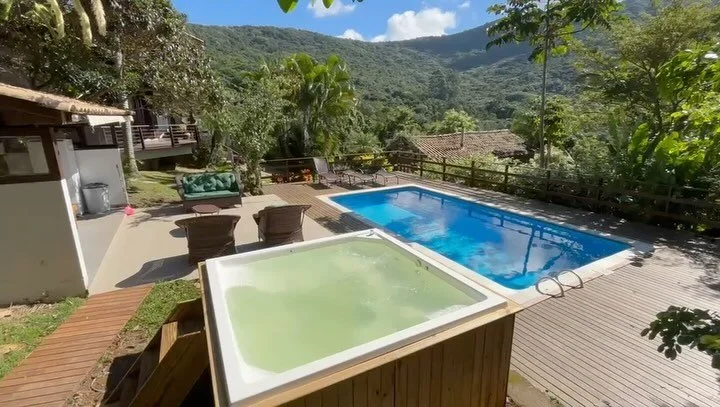 Paradise Hillside Retreat. Sauna, jacuzzi, piscina, churrasqueira, vistas incre&iacute;bles, y naturaleza. Bienvenidos al para&iacute;so! Disponible para alquiler. Link en bio. #airbnbfloripa #airbnb #alugarcasa #alugartemporada #casaairbnb #floripa 