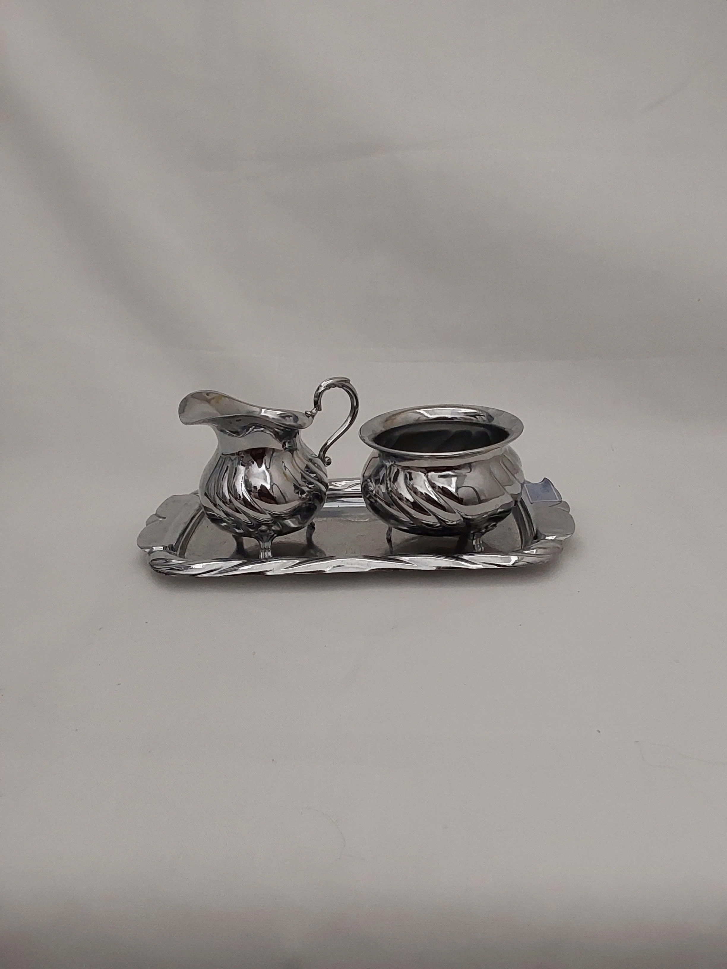 Kermakko ja sokerikko tarjottimella