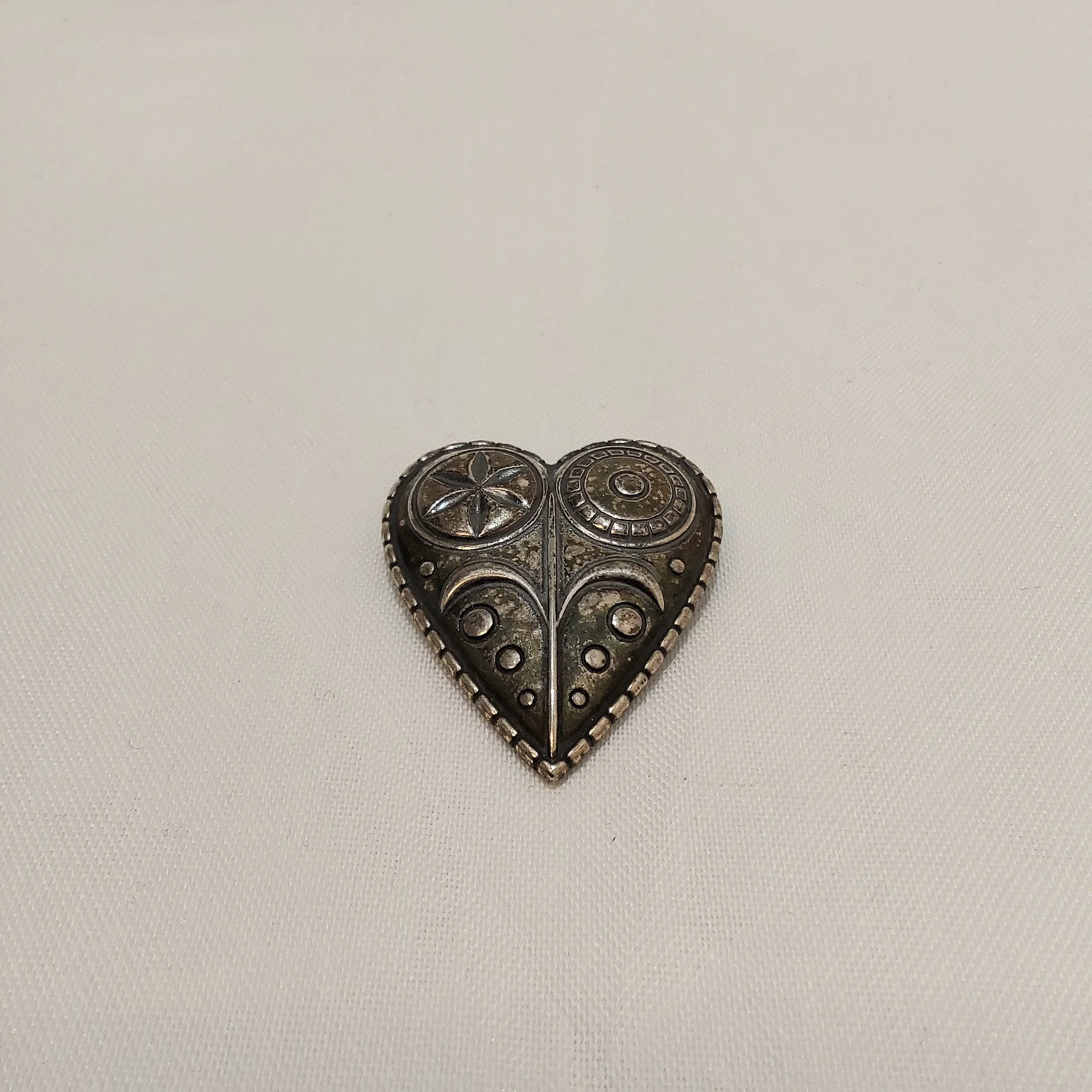 Hopeinen, sydän rintaneula, Kalevala