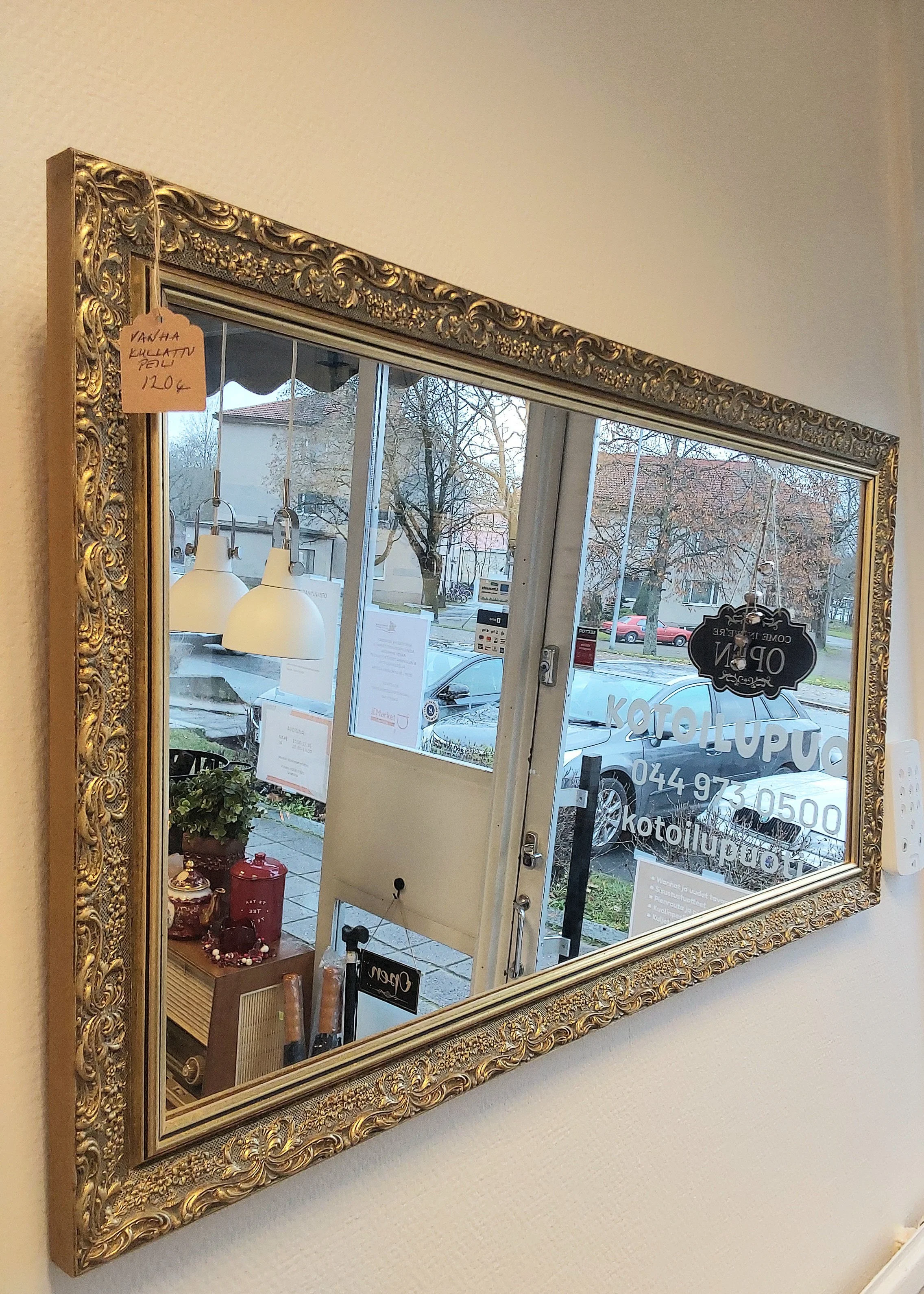 Vanha kullattu peili