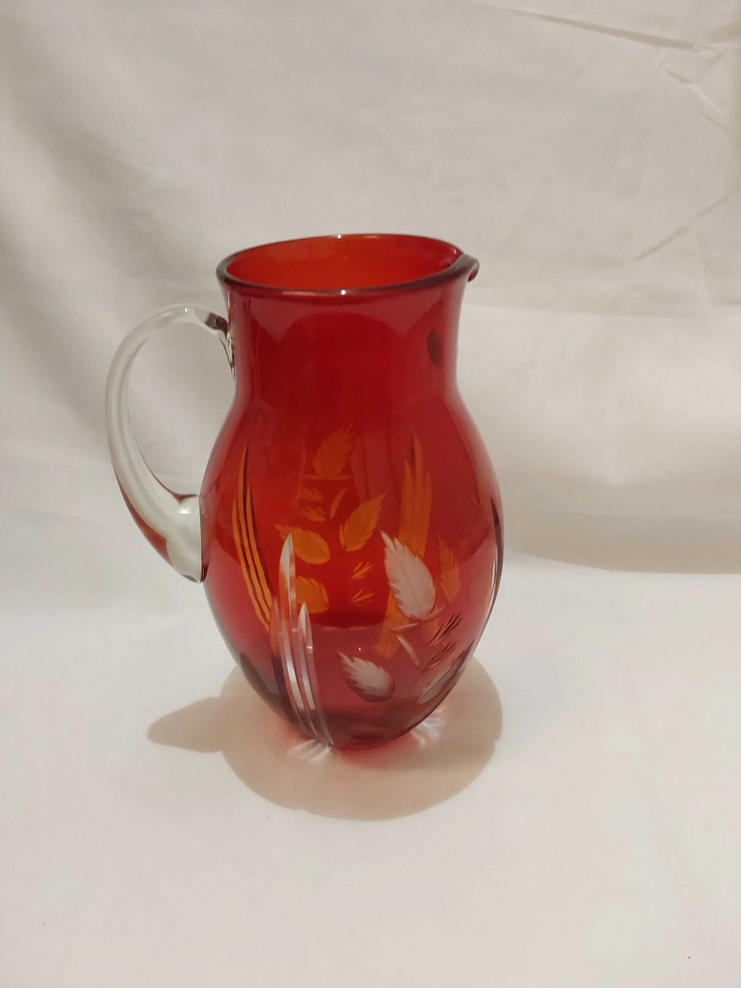 Rubiininpunainen käsinhiottu kristallikannu