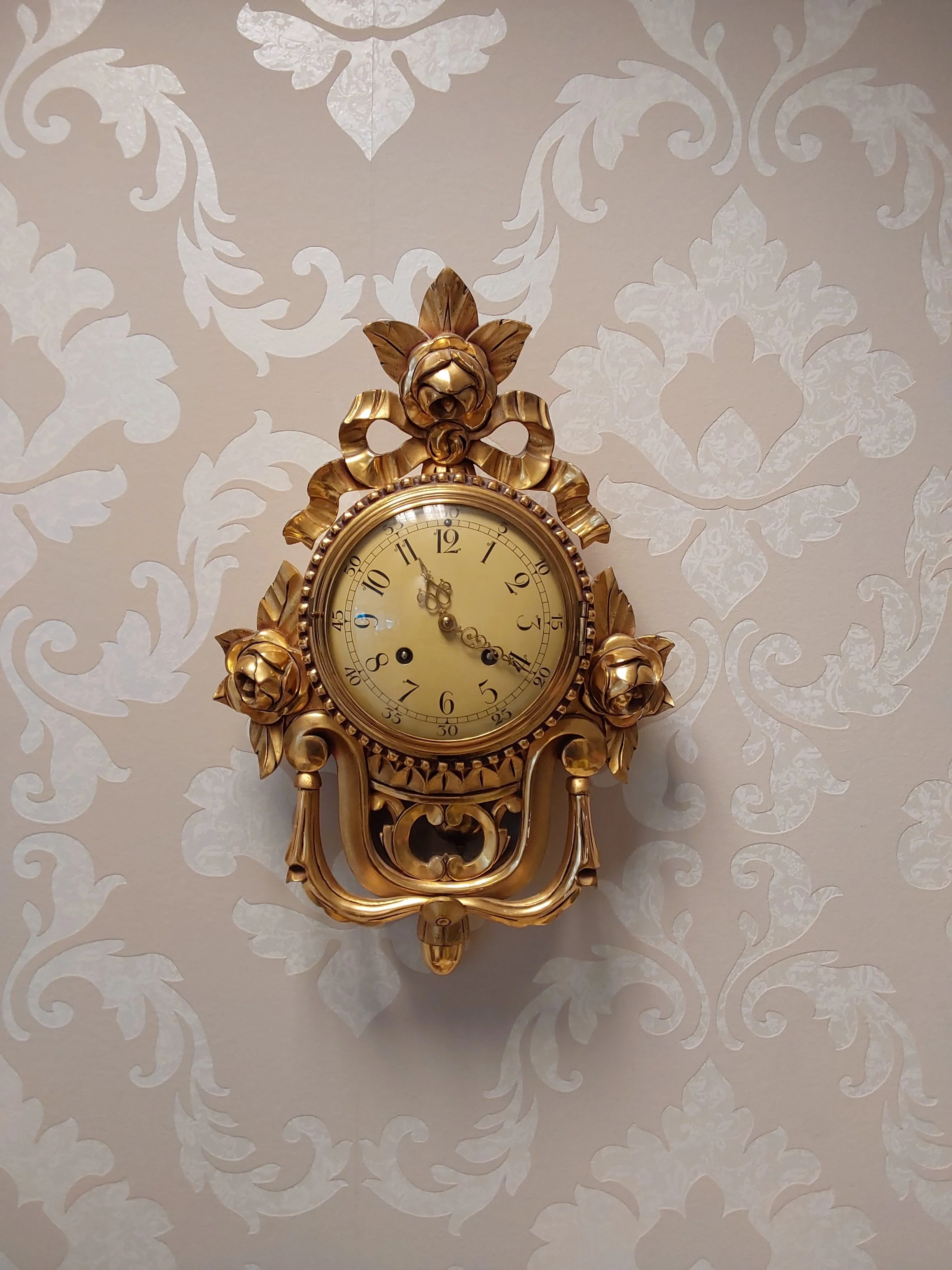 Kullanvärinen pendyylikello