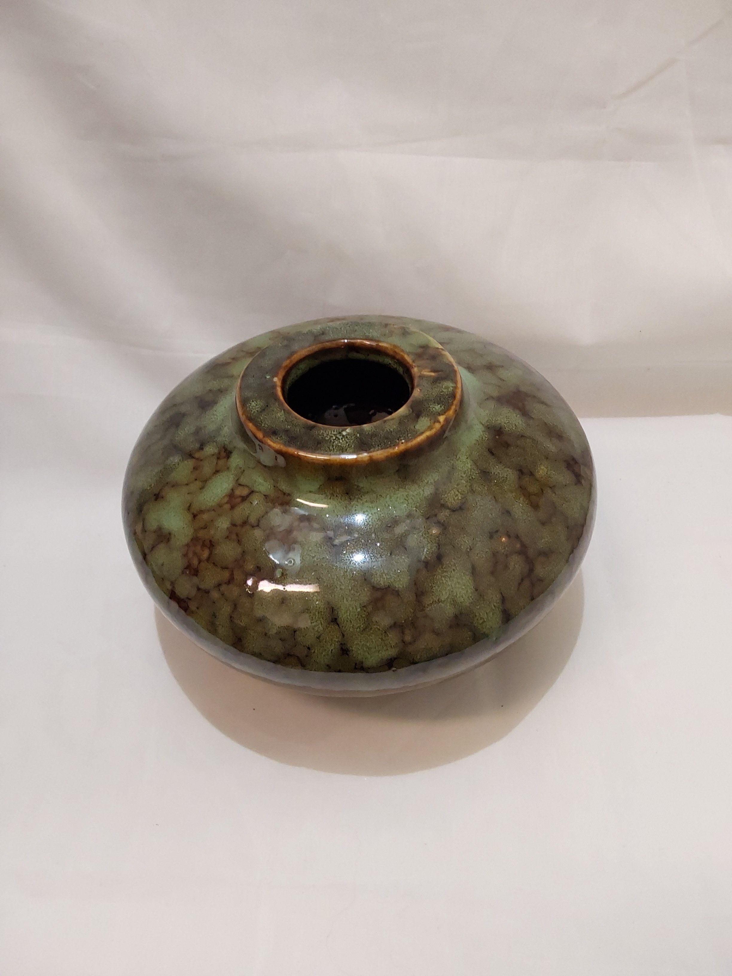 Vihreä keramiikkavaasi