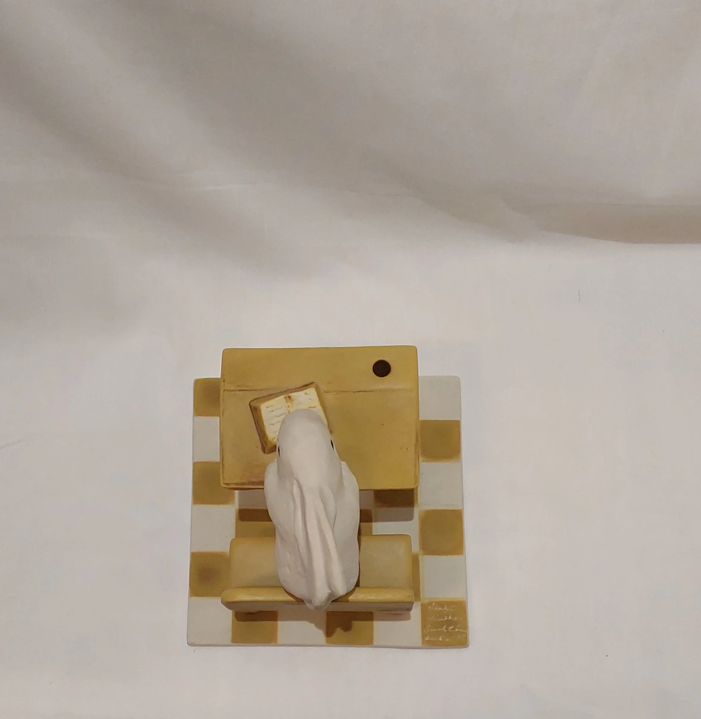 Heljä Liukko-Sundström - Koululainen keramiikkaveistos, signeerattu