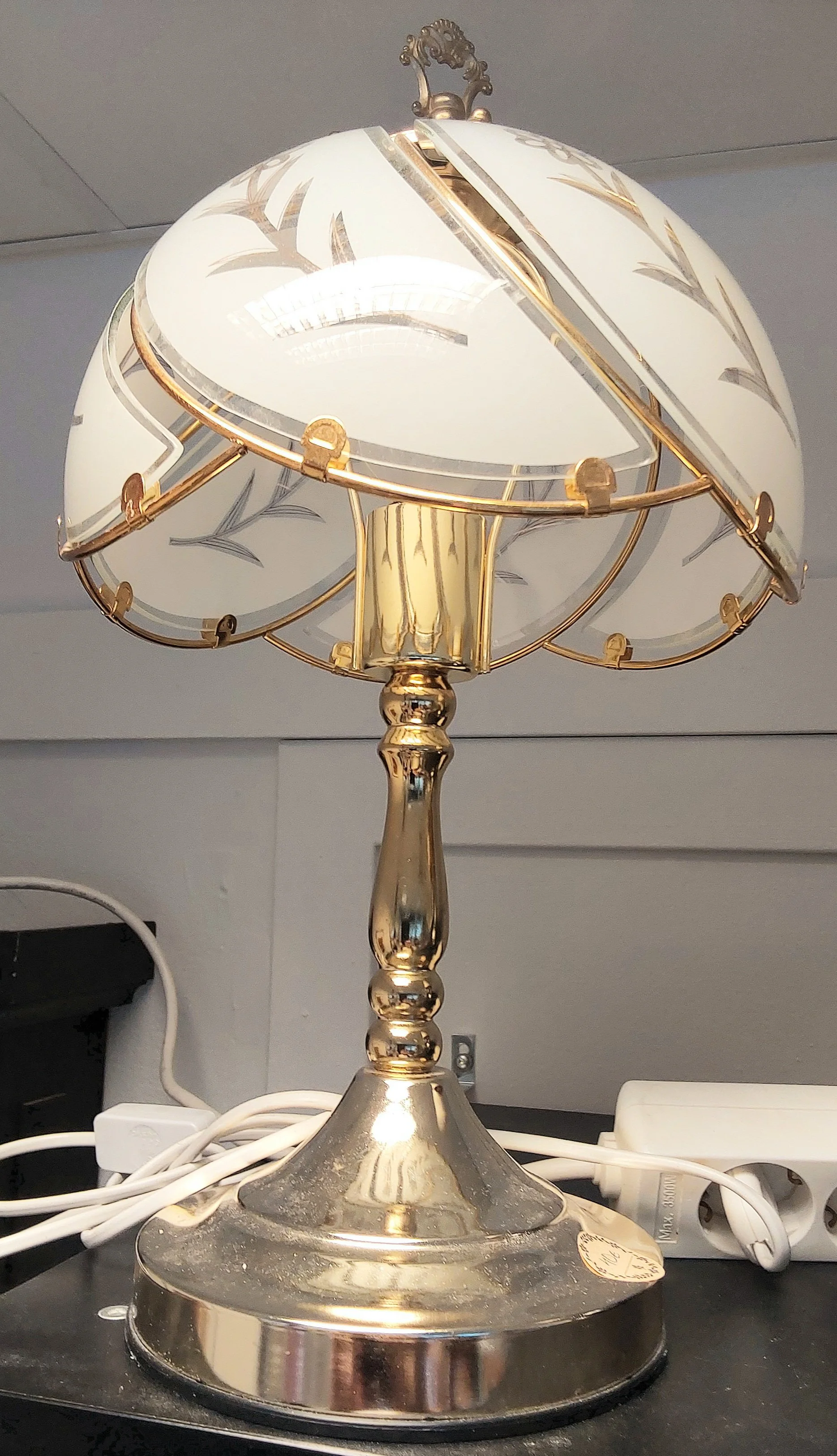 Vintage-tyylinen pöytävalaisin kultaisilla yktyiskohdilla