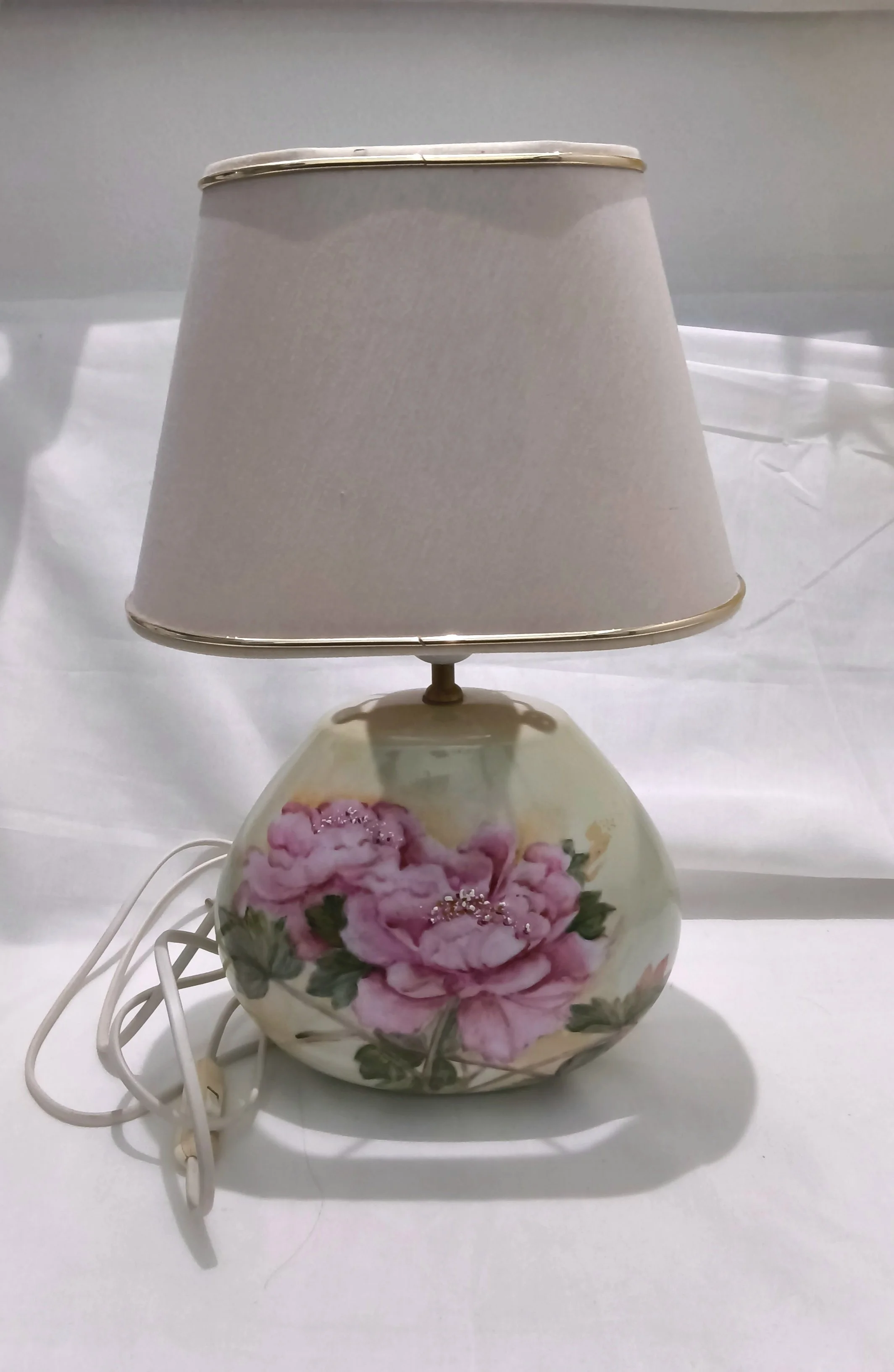 Ruusukuvioinen pöytävalaisin