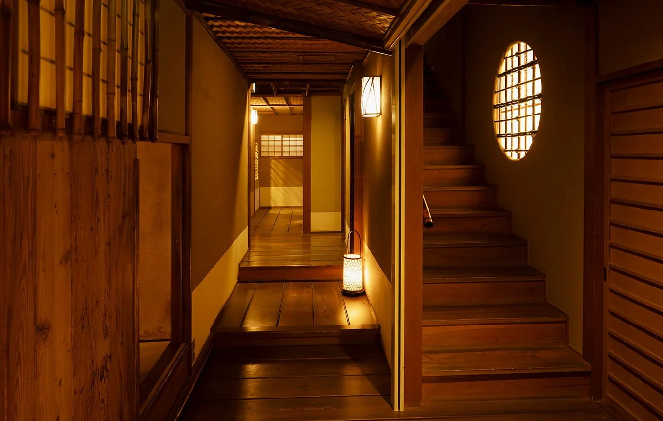 木製の階段と廊下、暖かい照明、和風の内装の伝統的な日本家屋の interior.