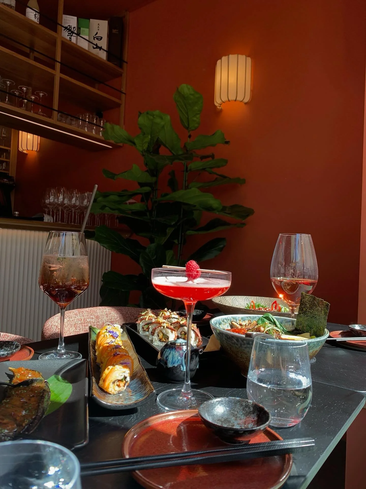 ✨ Omakase Moments ✨
Bei uns geht&rsquo;s um mehr als gutes Essen &ndash; es geht um Qualit&auml;t in jedem Detail.
Von frischen Zutaten &uuml;ber kreative Gerichte bis hin zu sorgf&auml;ltig ausgew&auml;hlten Weinen, Cocktails &amp; Sake. 🍷🍸🍶

Und
