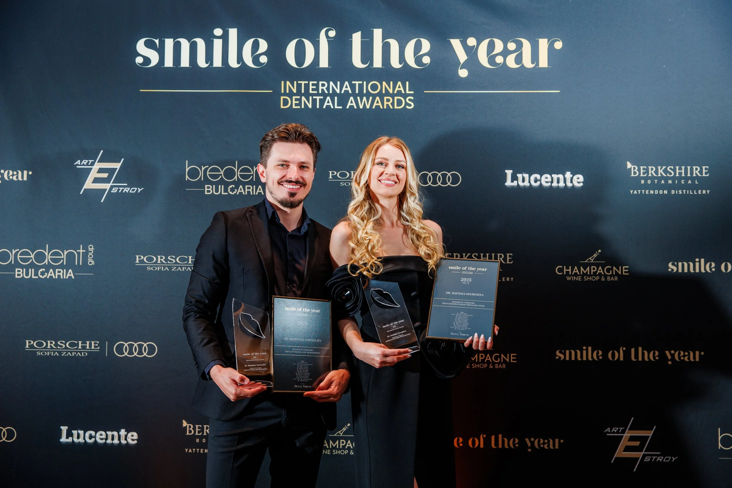 Д-р Дафи Георгиева и д-р Божидар Настанлиев, победители в категории "Ортодонтия при деца и тийнейджъри" и "Възстановяване с дентални импланти", Smile of the Year Awards, 2025 г.