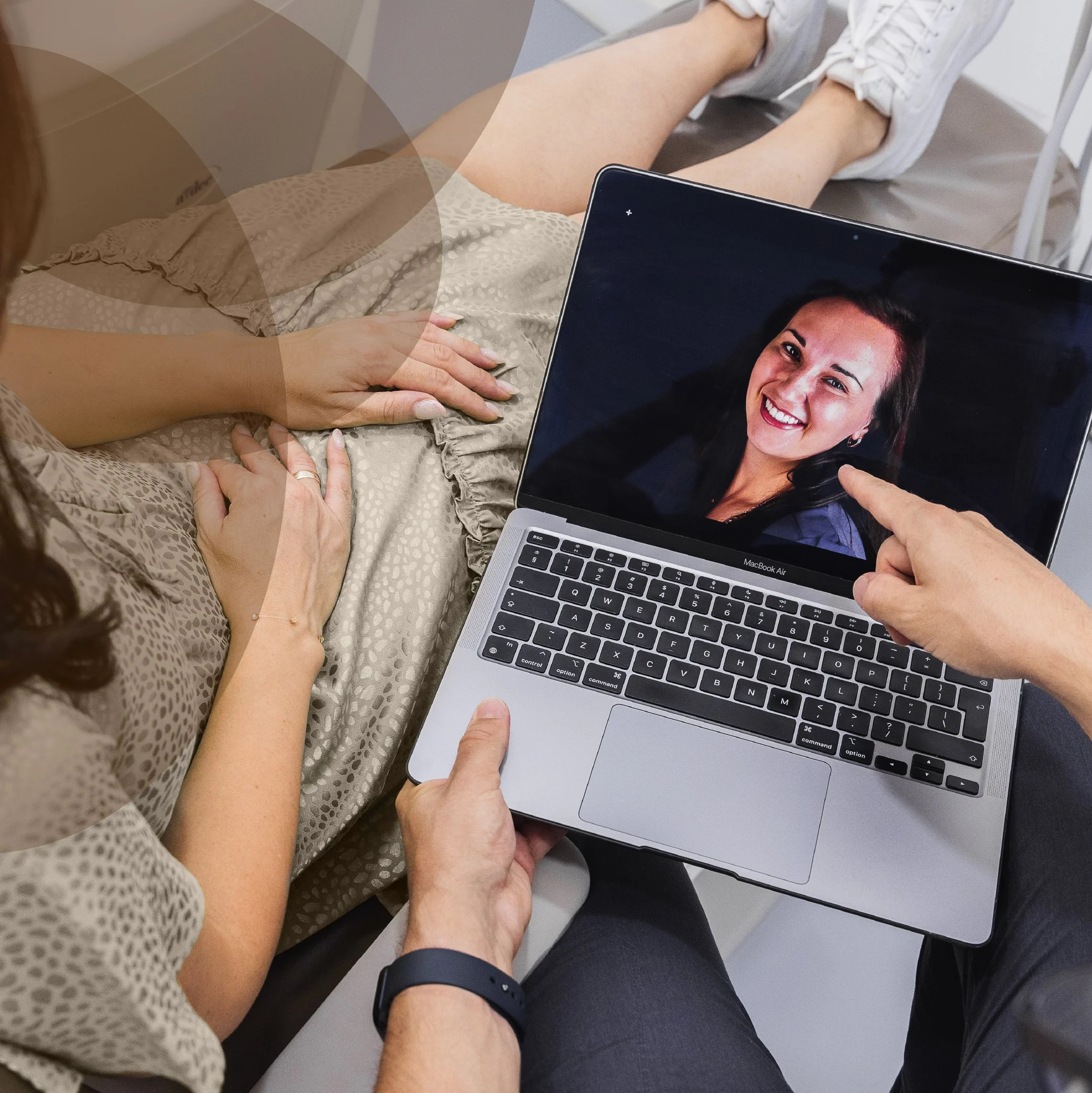 Dentist explaining the case to her patient 