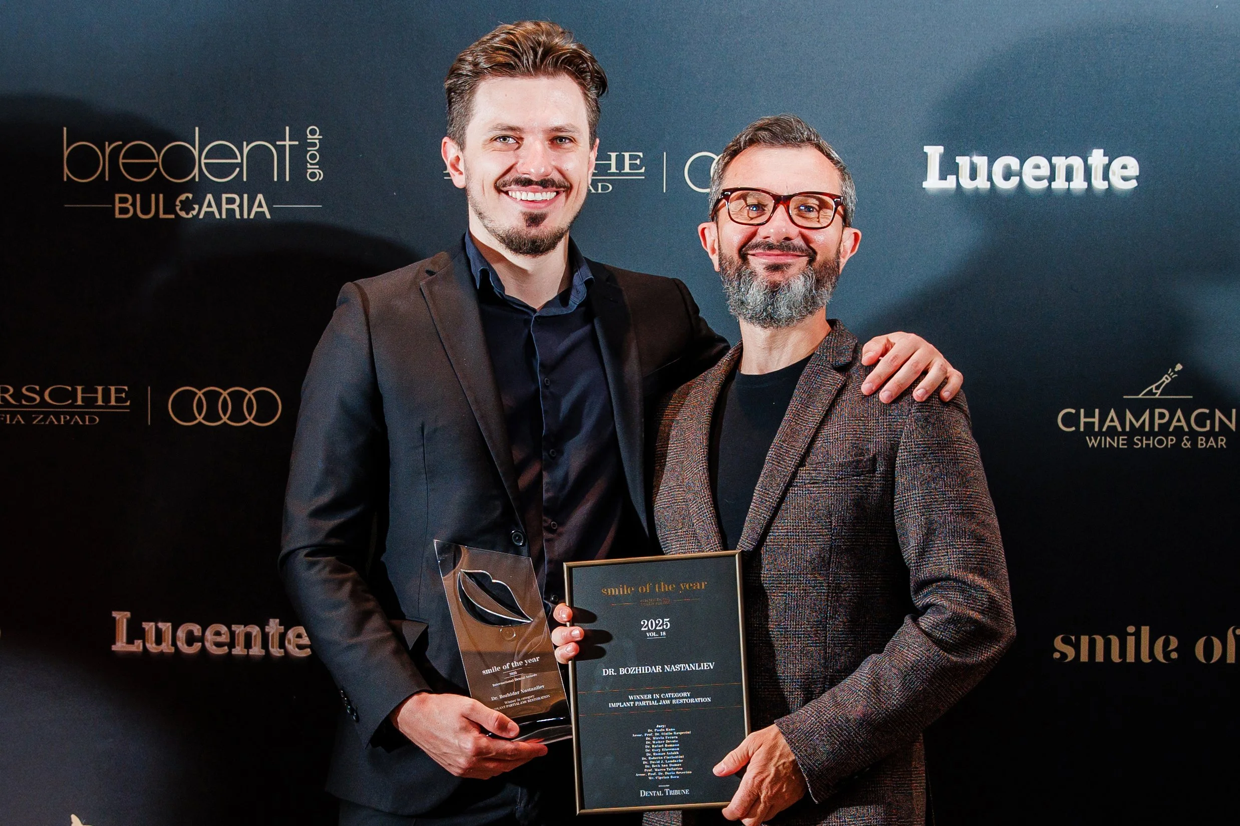 Д-р Божидар Настанлиев (вляво), победител в категория "Възстановяване с дентални импланти", с д-р Момчил Настанлиев (вдясно), Smile of the Year Awards, 2025 г.