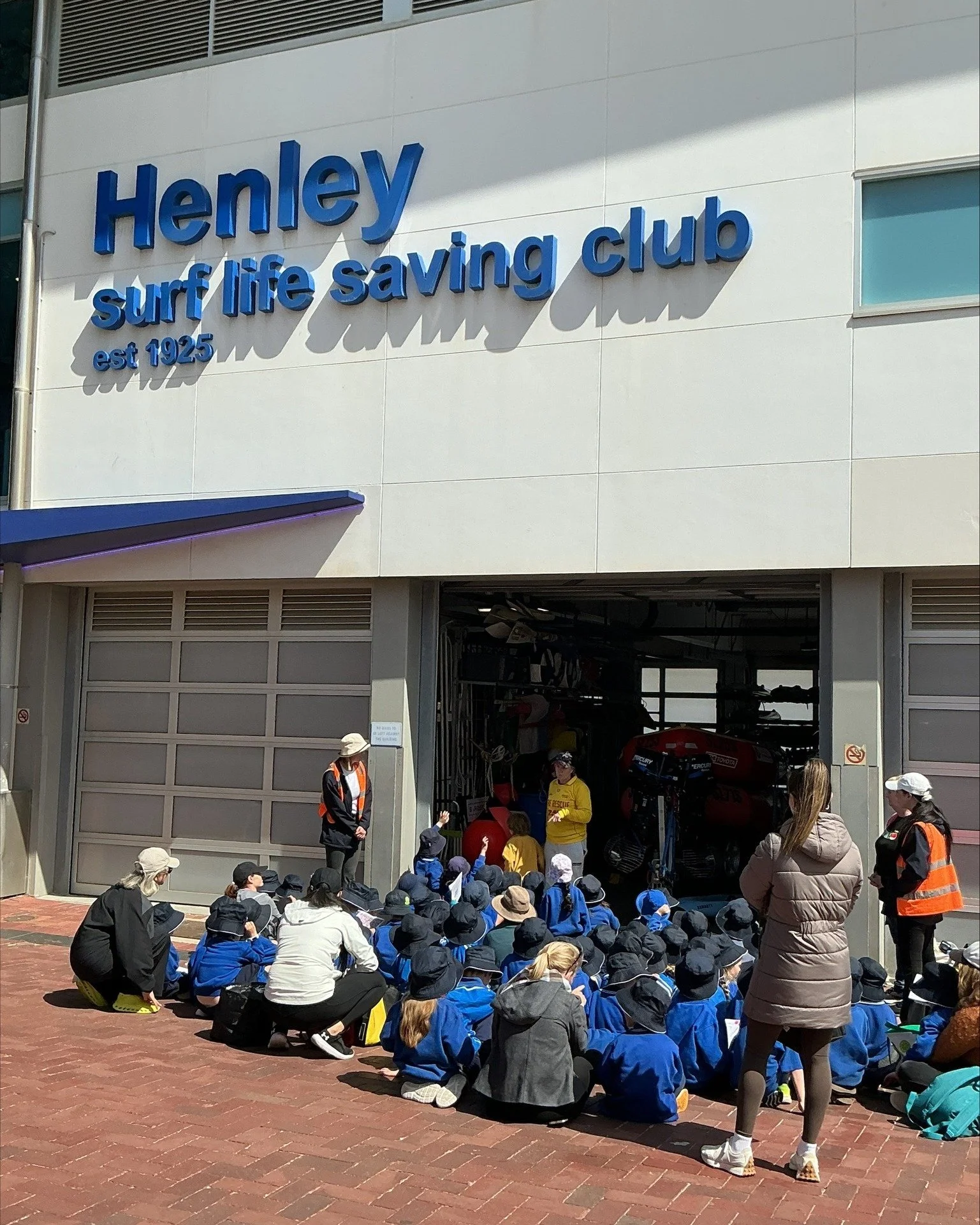 😎 A SPECIAL PLACE IN OUR COMMUNITY 

At Henley SLSC, we love being involved with our local community. 

Henley surf lifesaver Lindy hosted an enthusiastic group of foundation (reception) children from Fulham North Primary School. 

The kids learned 