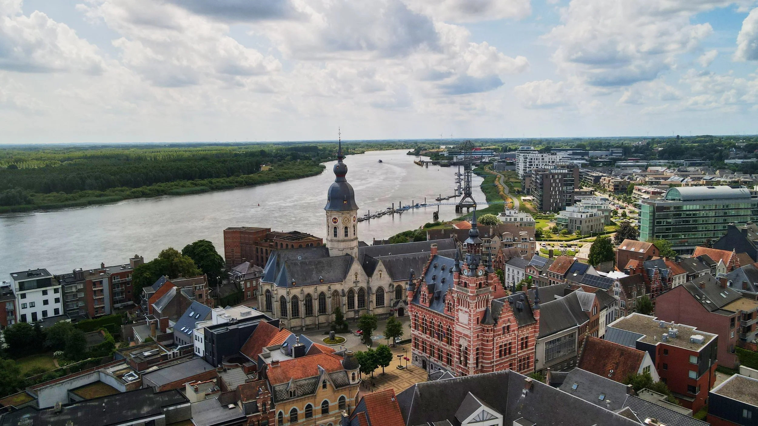 Dronefotografie van de kerk en omgeving in Temse