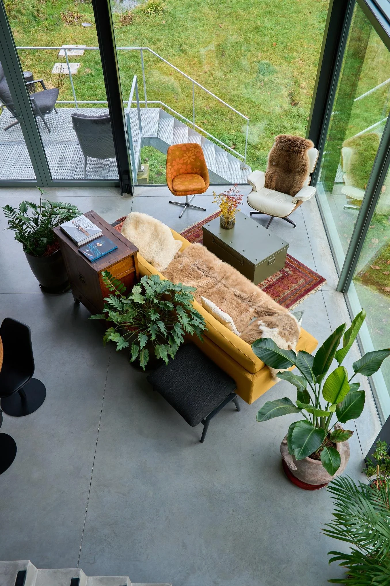 Een foto van een salon genomen vanop de mezzanine in een architectenwoning te Brakel