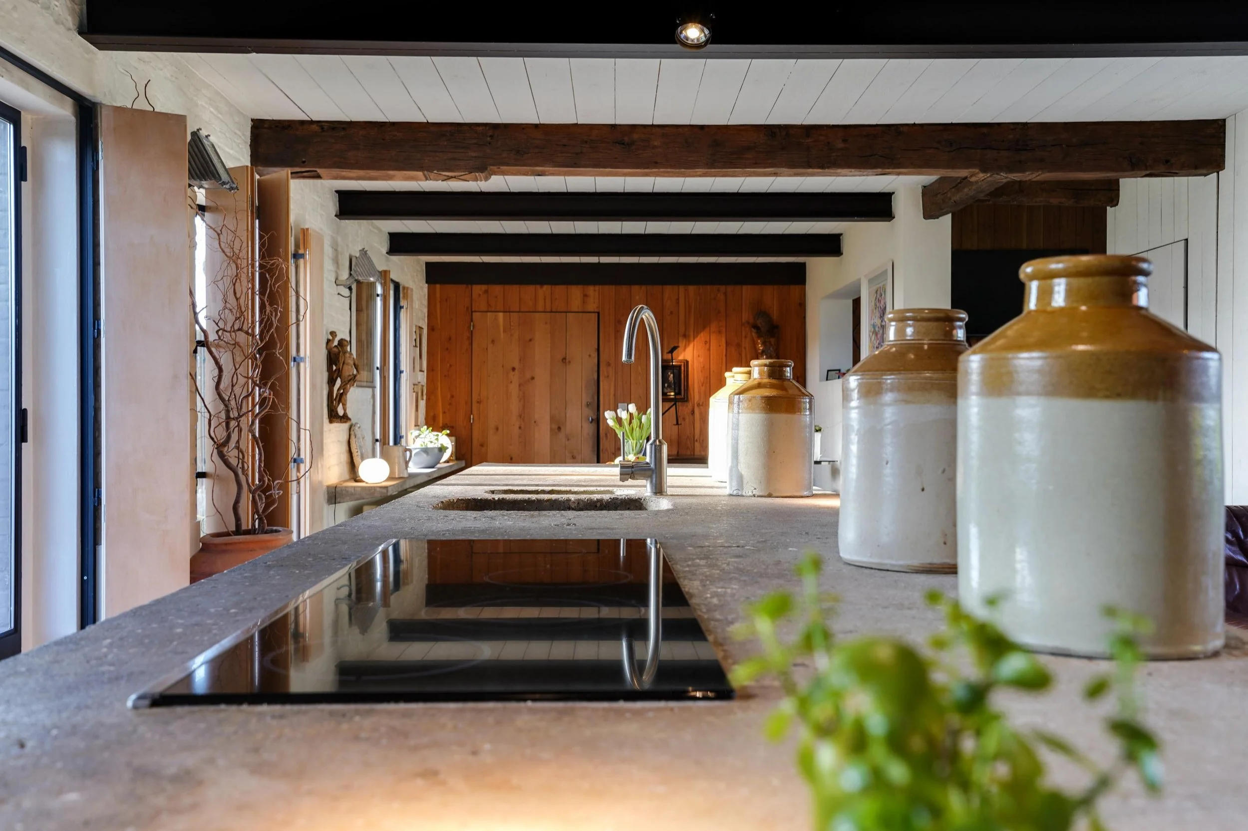 Een detailfoto van een landelijke rustieke keuken in Asse