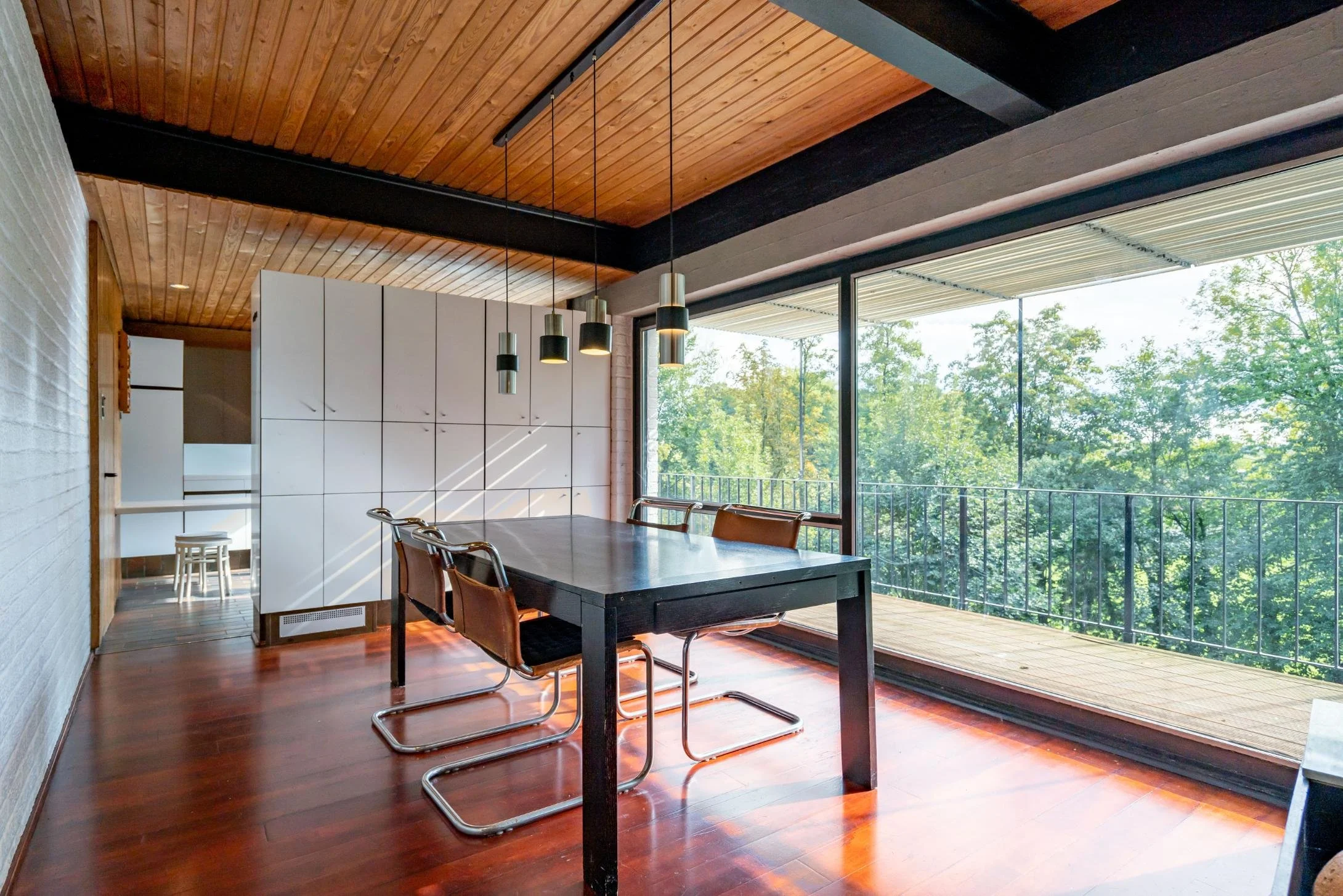 Een foto van een moderne eetruimte in een architectenwoning in Asse