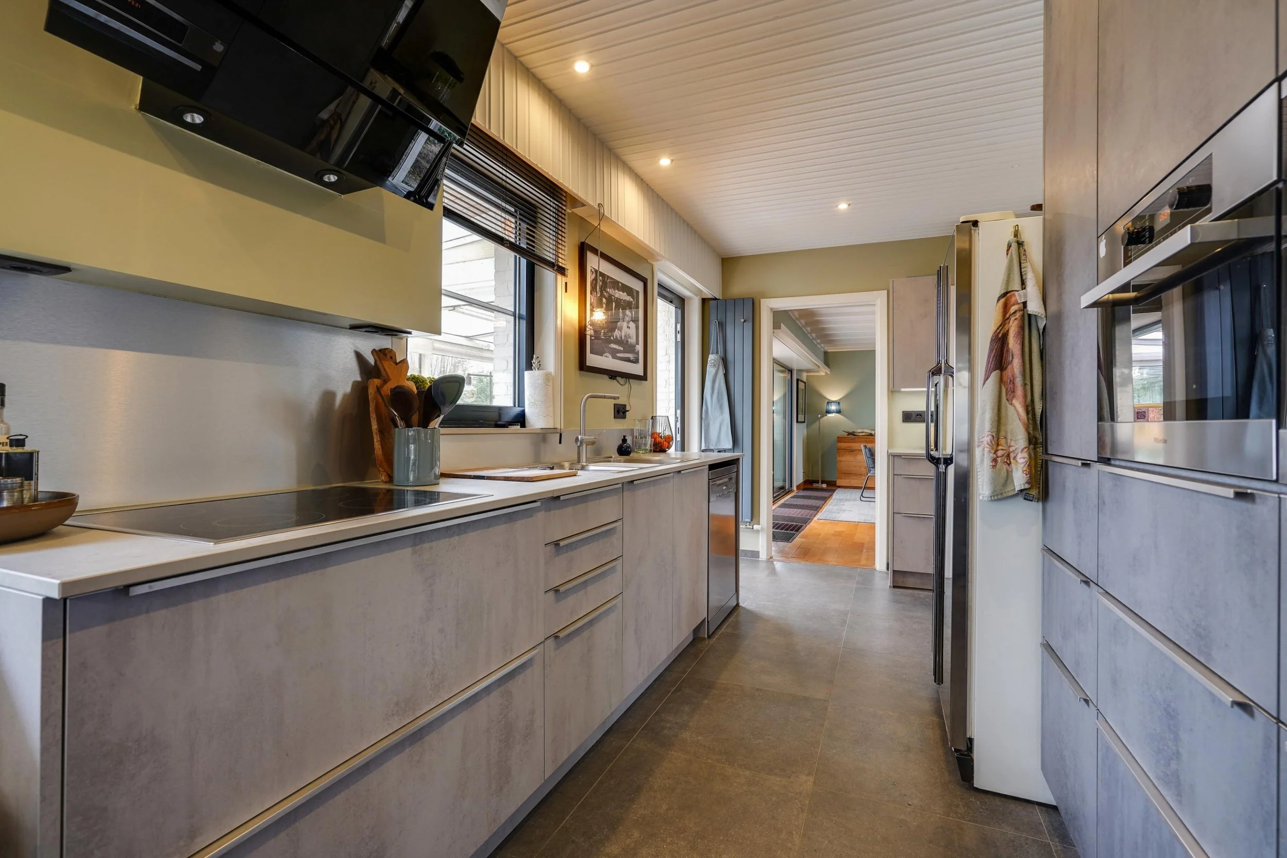 Een foto van een moderne keuken in een huis in Sint-amandsberg