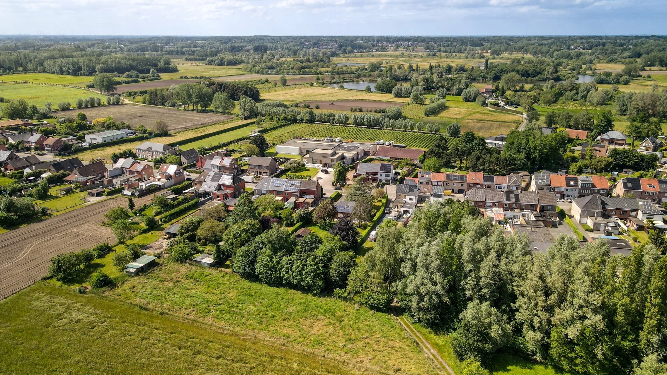 Een spectaculair dronebeeld van op een hoogte van ongeveer 100 meter in Oost-Vlaanderen