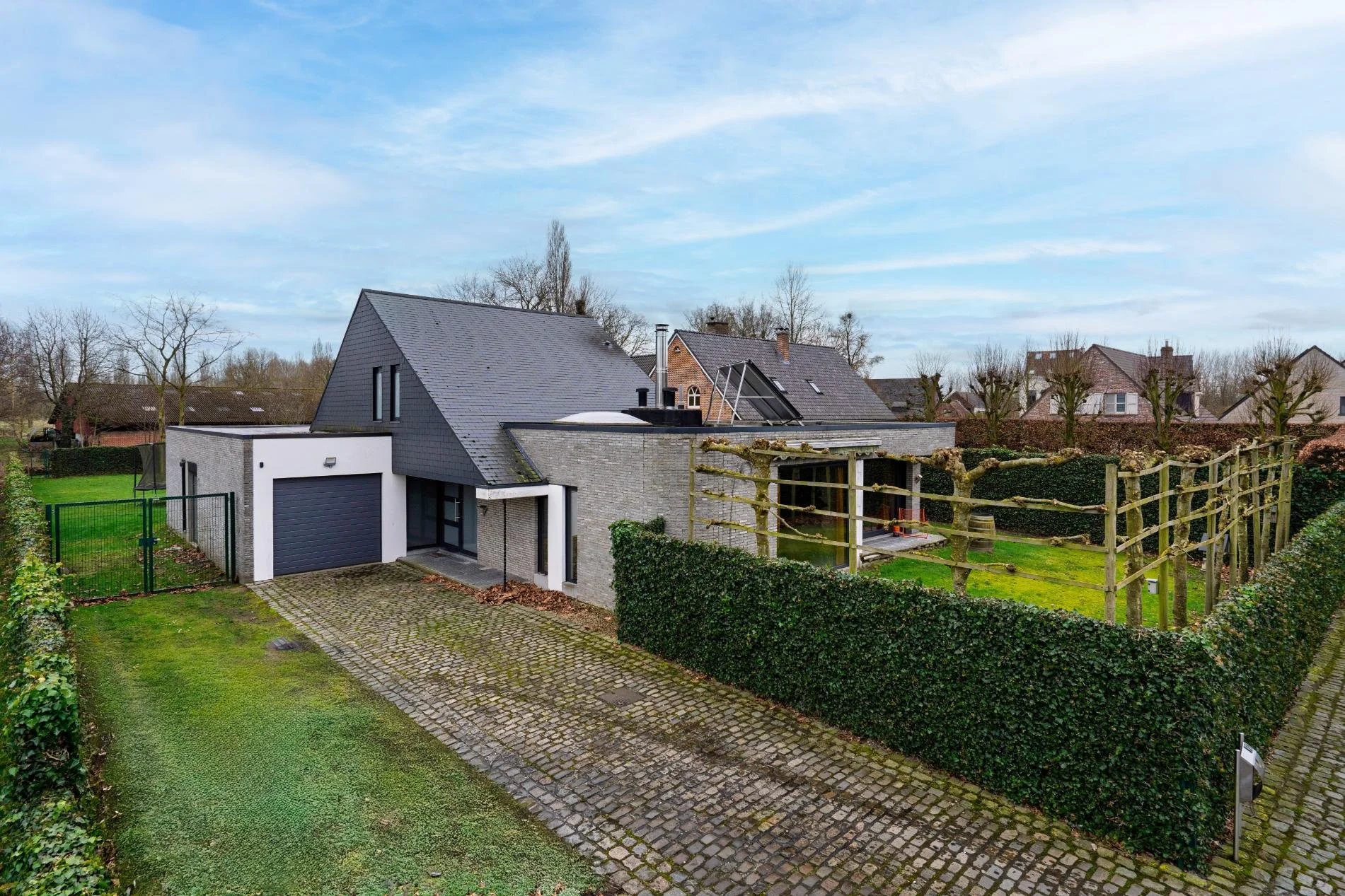 Mastfotografie van een huis en de omgeving in Sint-Niklaas