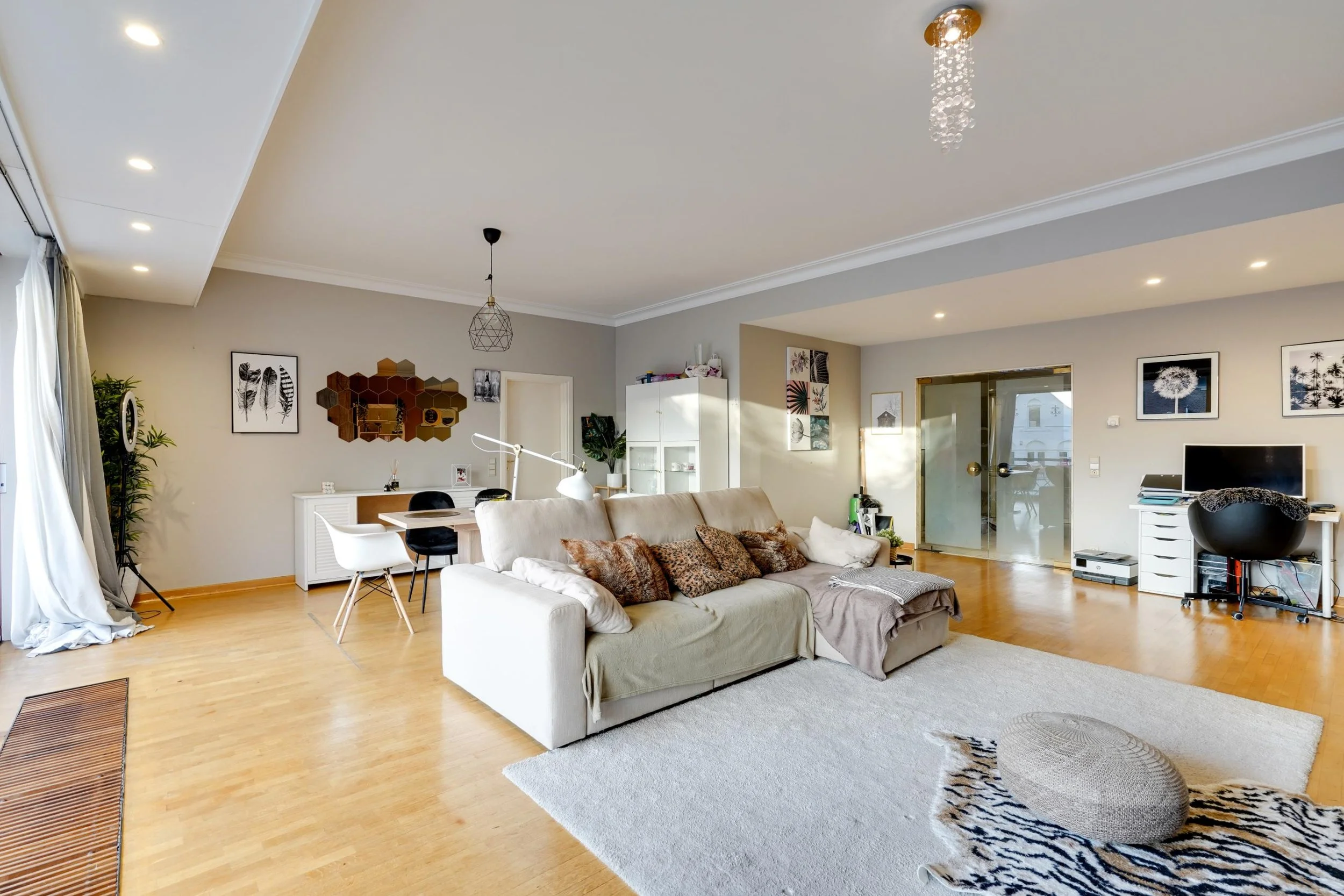 Een moderne living in een appartement in Meise