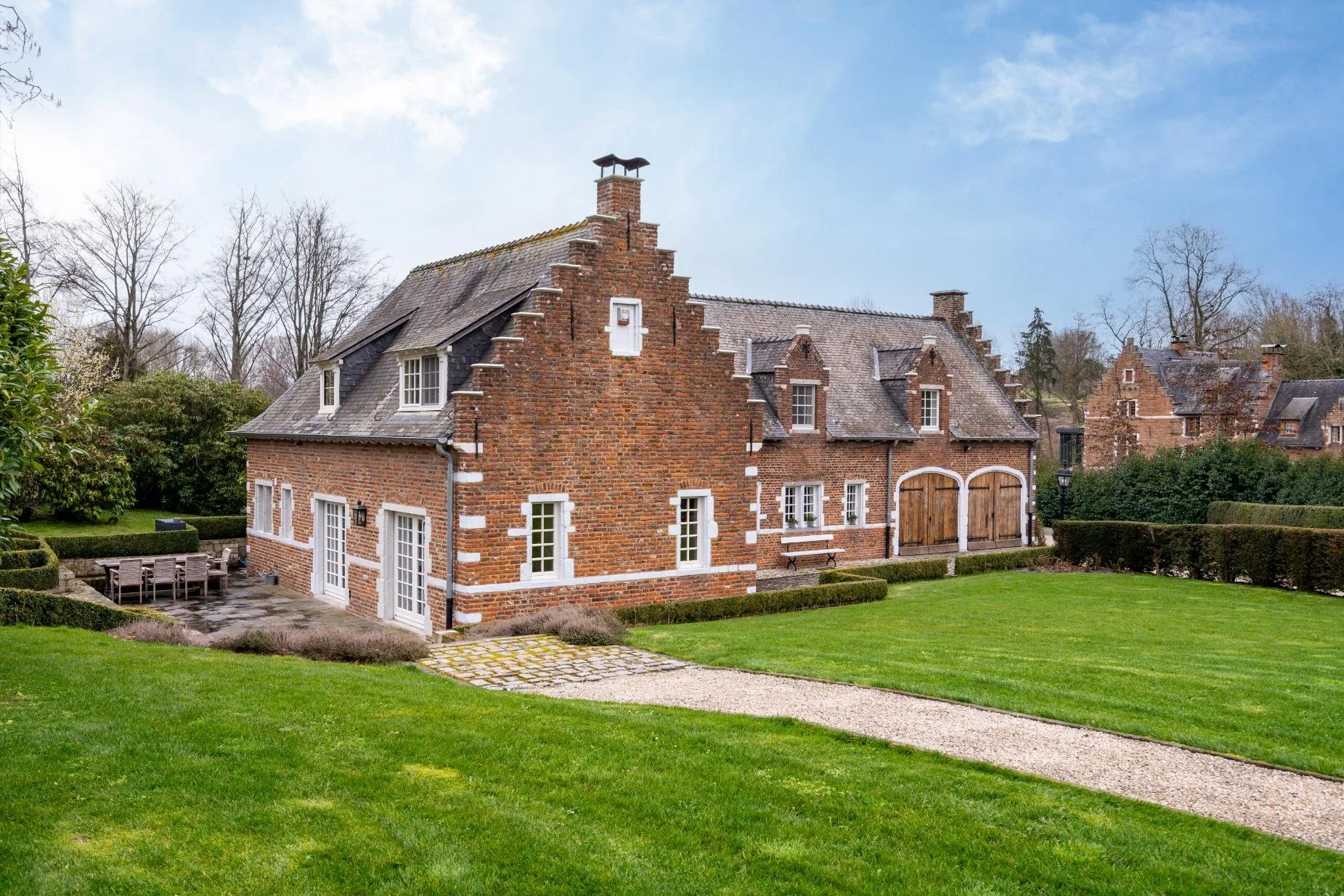 Vastgoedfotografie van een landhuis in Asse met een blauwe hemel