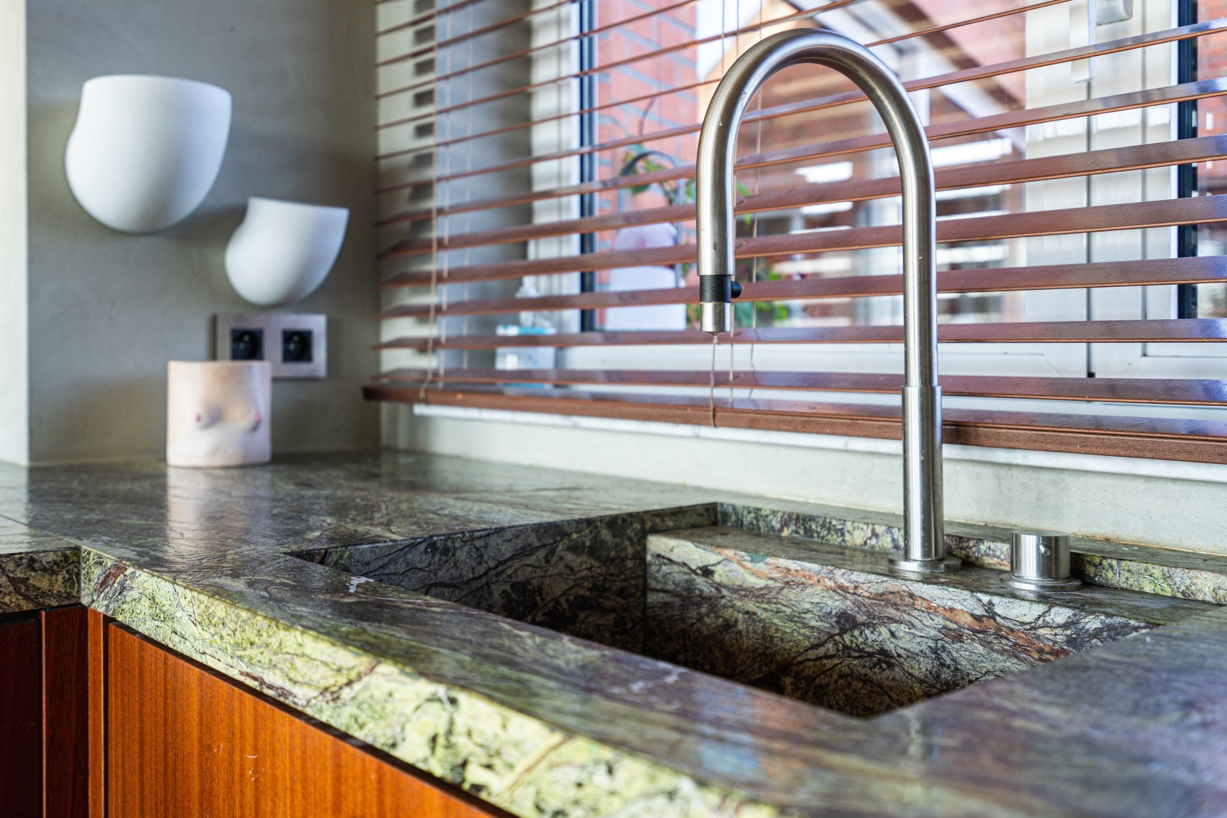 Een detailfoto van een keuken in een loft in Temse