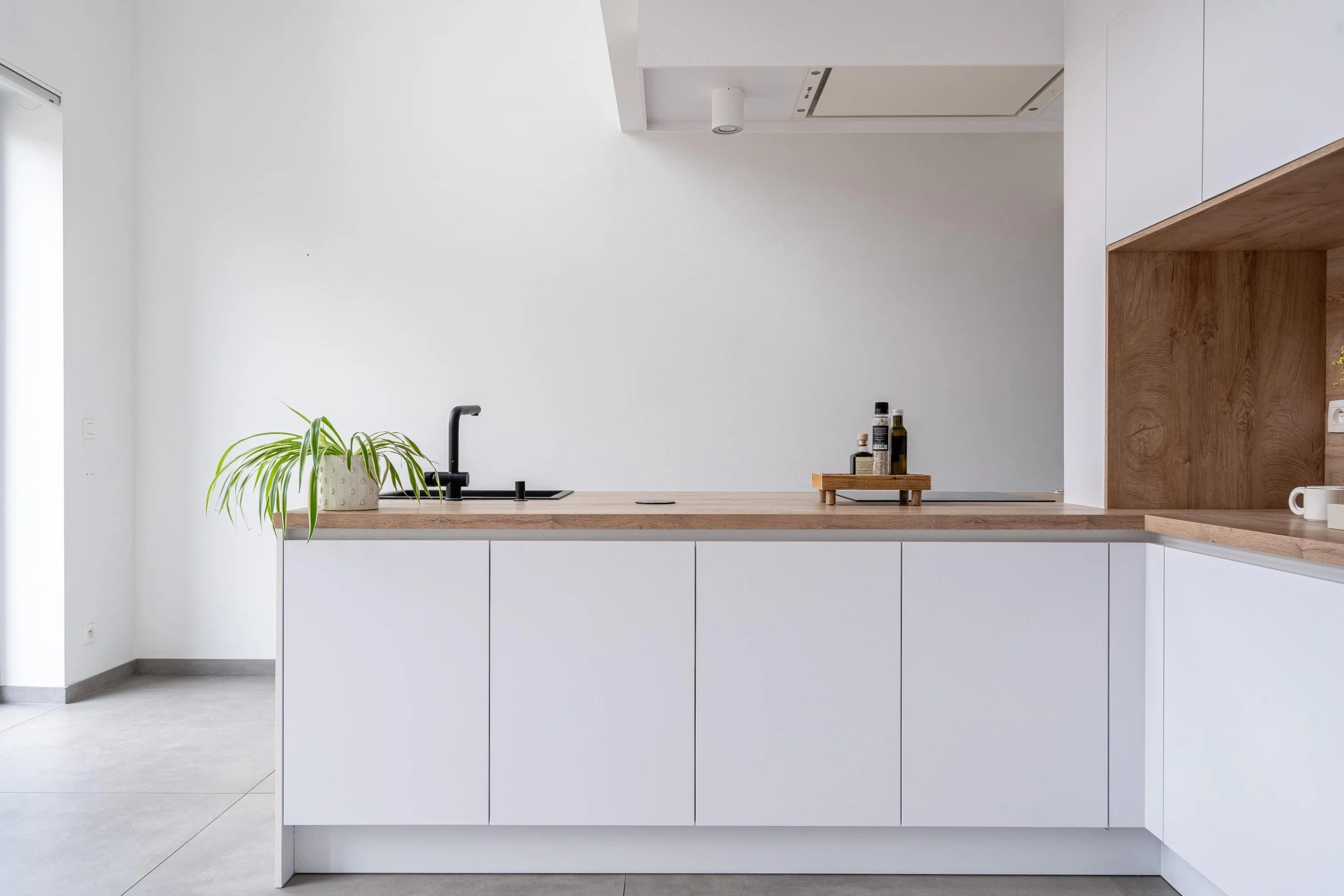 Een moderne keuken in een nieuwbouw te Gent