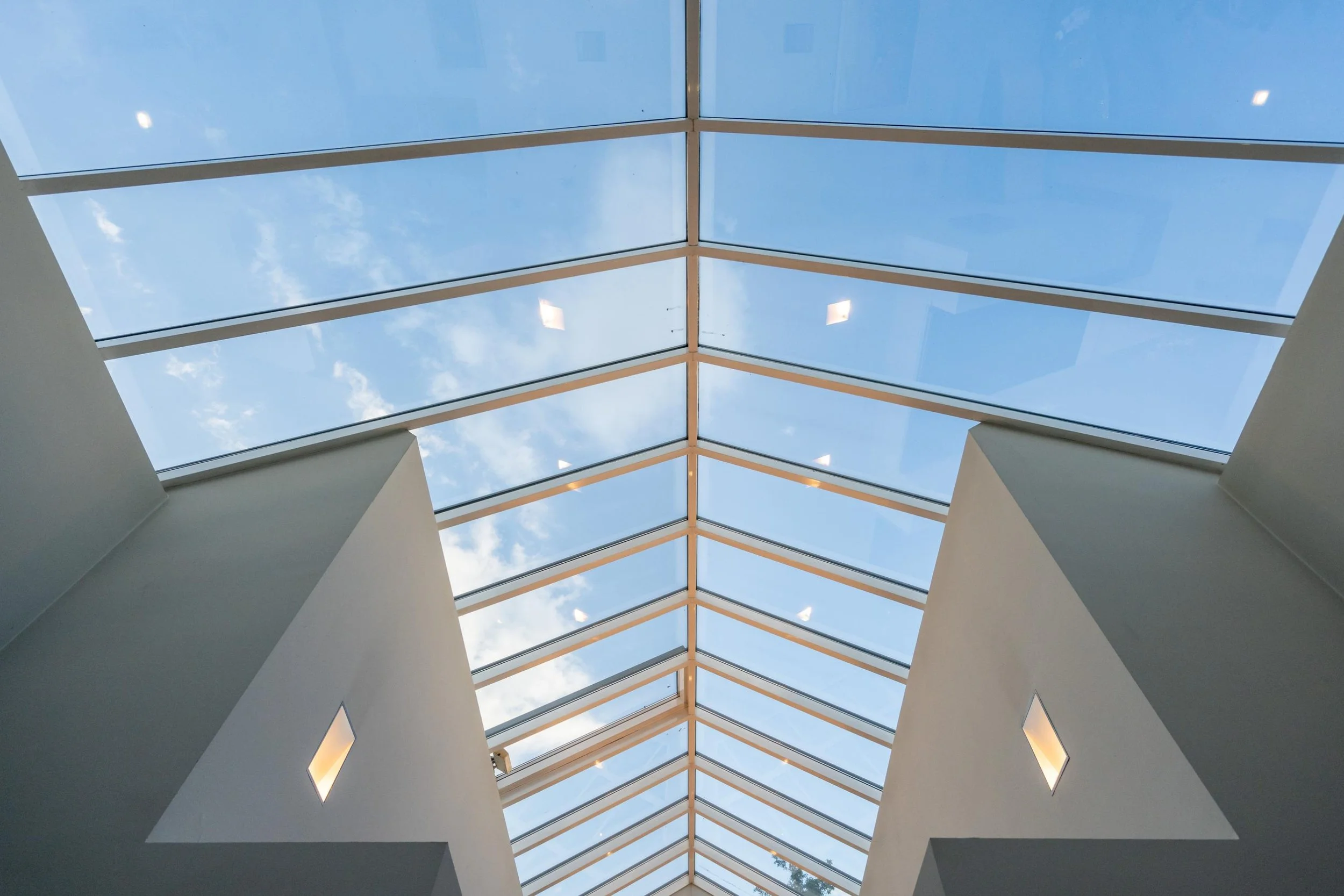 Een detailfoto van een dakraam in een villa in Wondelgem