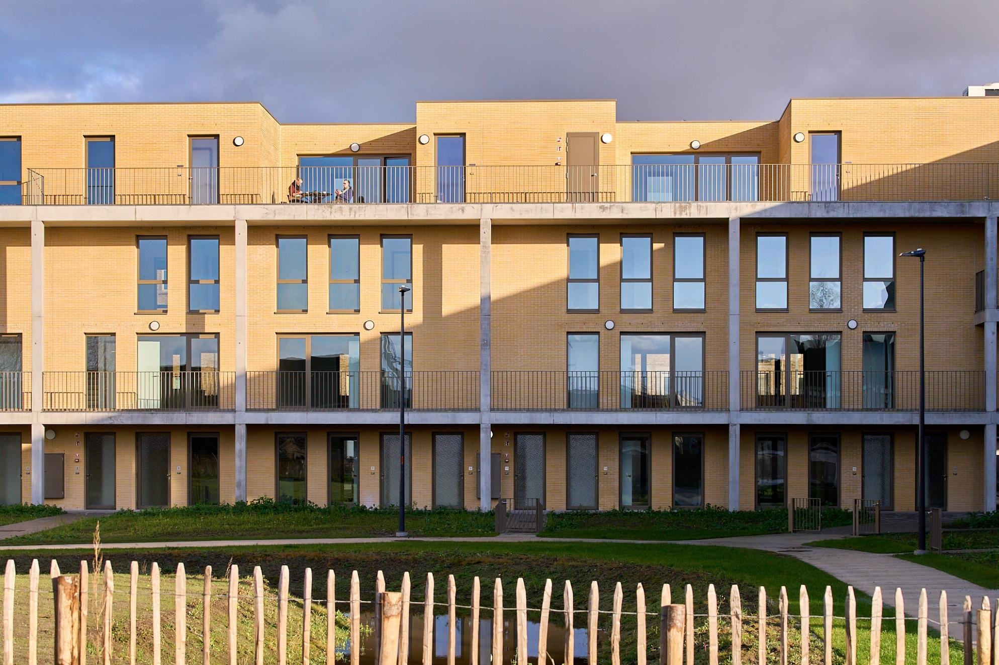 Een gevelfoto van een architectuurproject met strak design in Gent