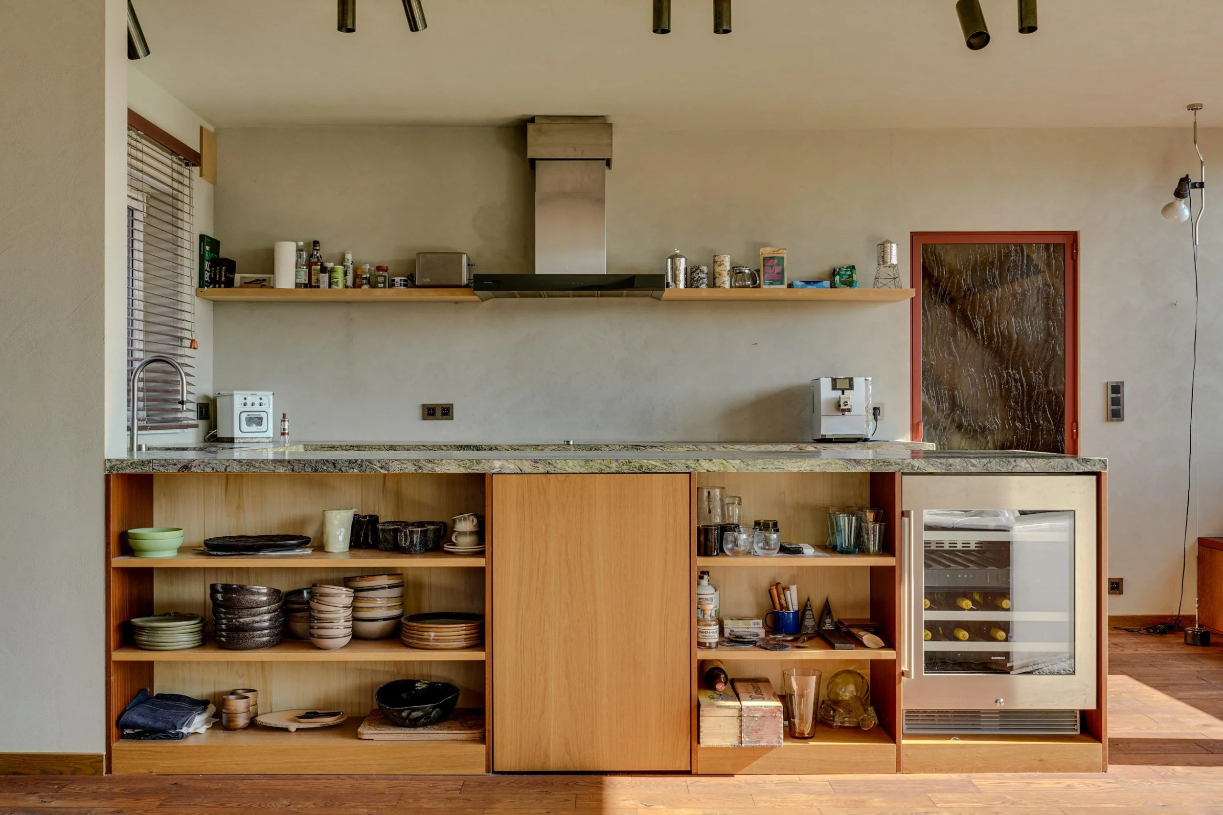 Een moderne Scandinavische keuken, vooraanzicht, Temse