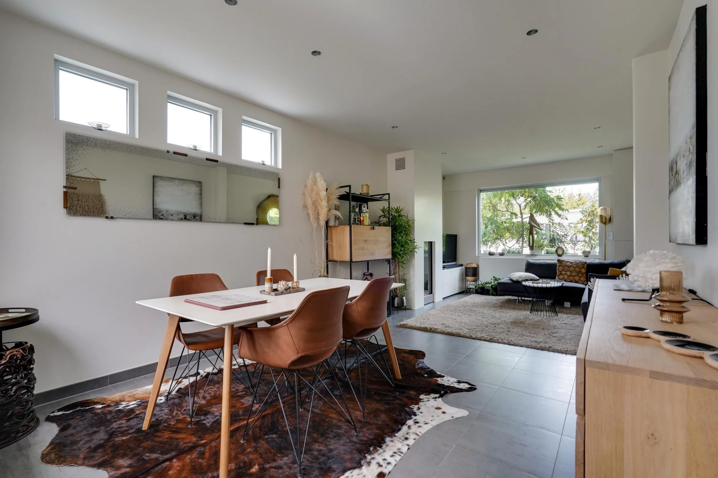 Een foto van een gezellig ingerichte eetkamer met leren stoelen en koevel, Gent