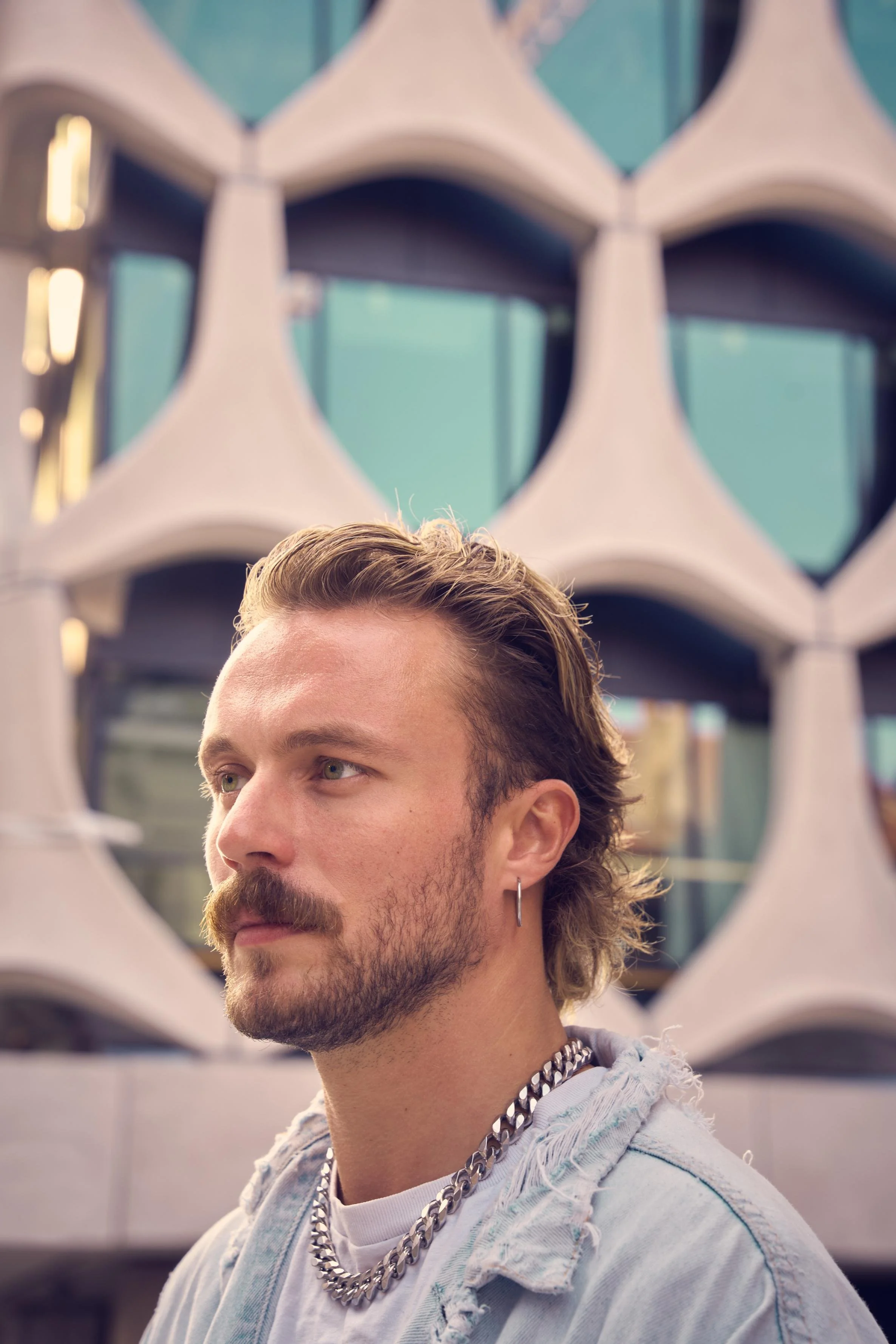 Een portret van mezelf, Briek Lesage, geposeerd voor een architecturaal interresant gebouw in Brussel