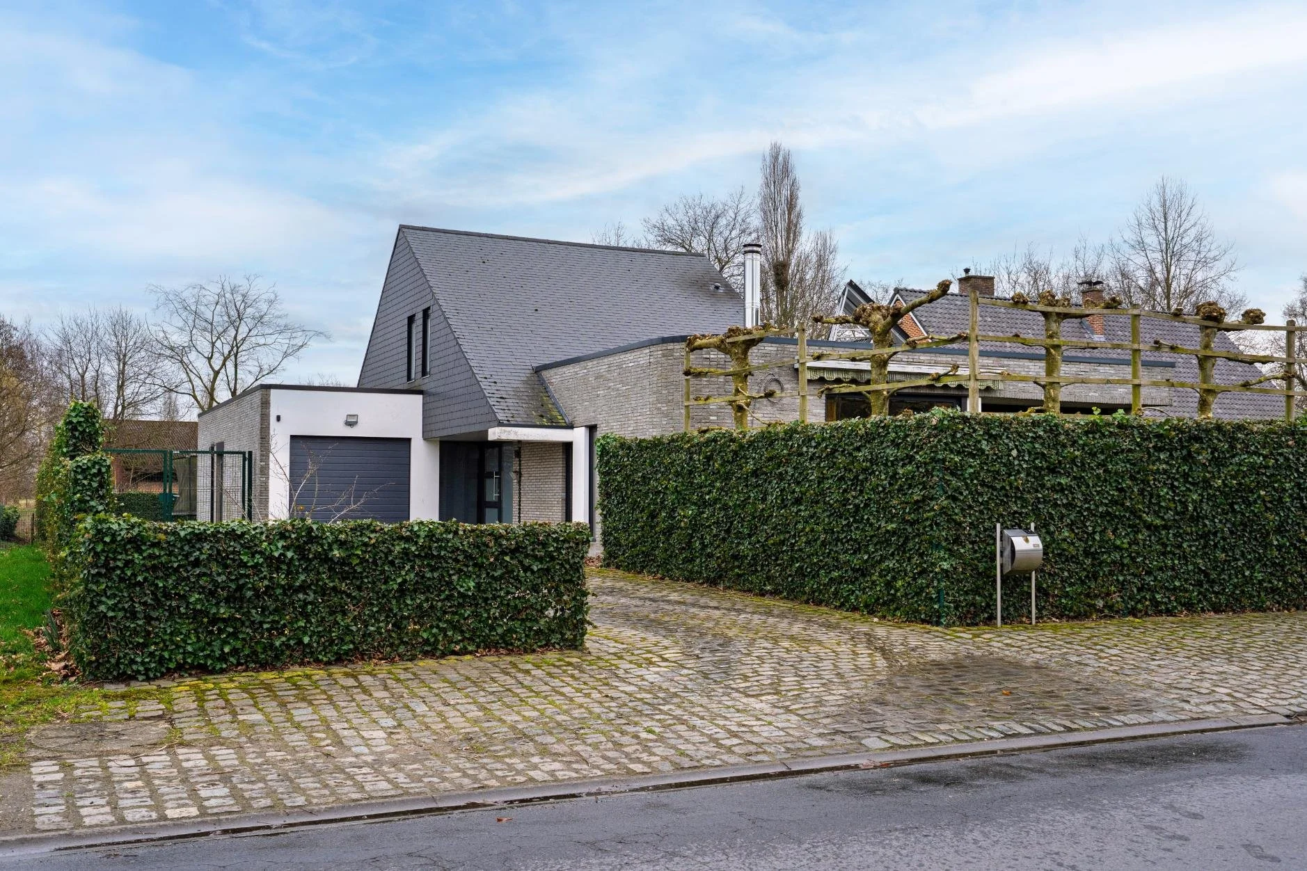 Een gevelfoto van een huis, foto genomen in Sint-Niklaas zonder mast